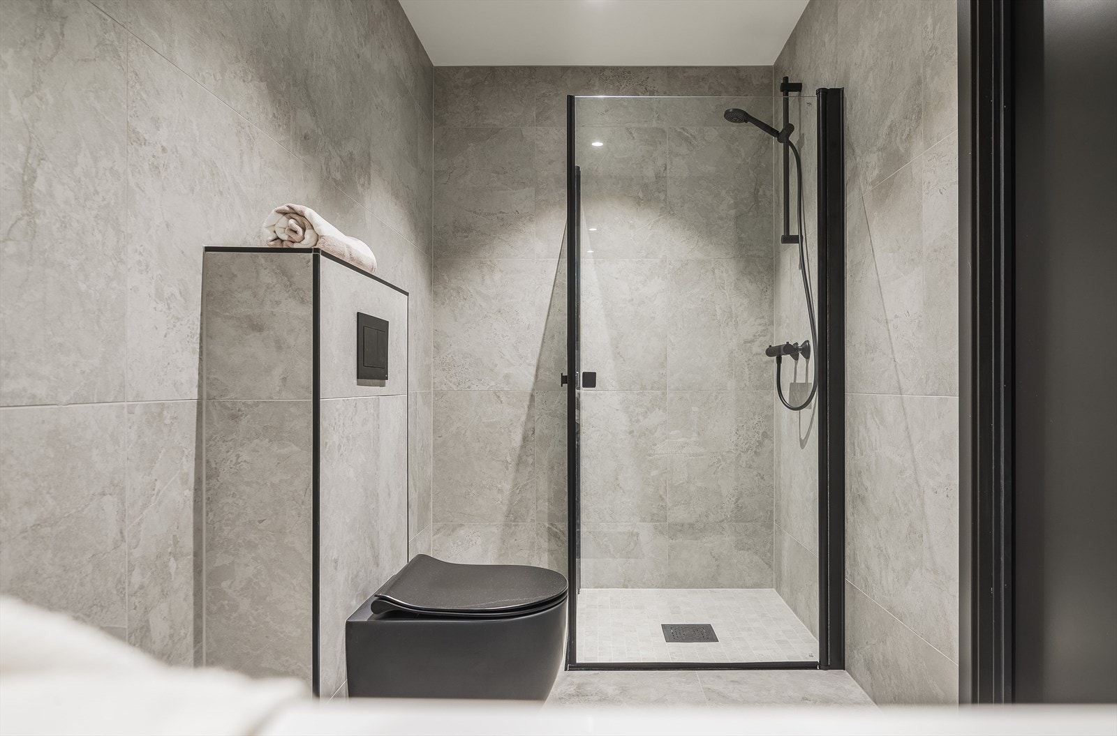 Moderne og stilig bad i 1. etasje. Galleribilde