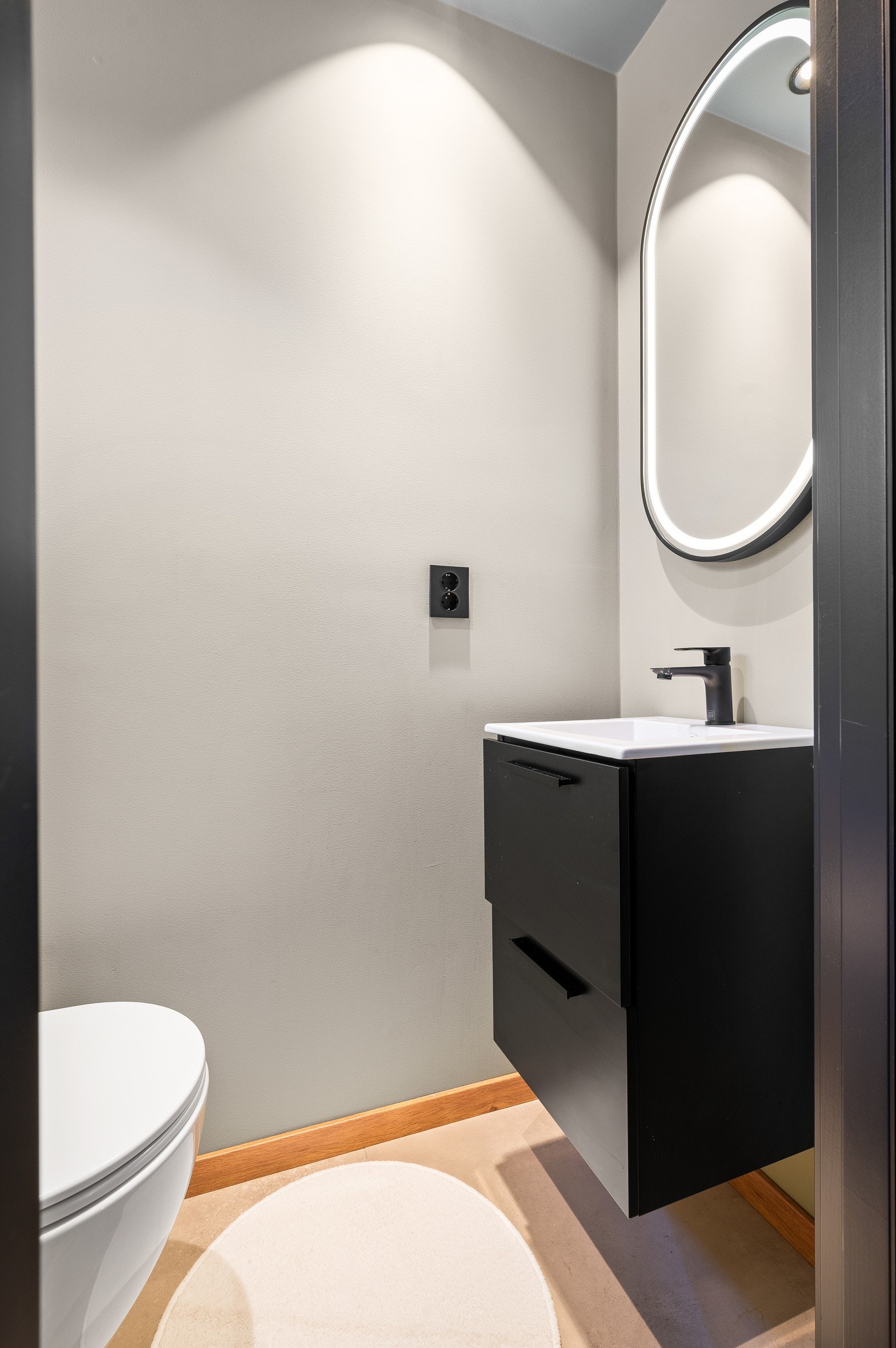 Ikke nok med et lekkert bad i hovedetasjen - boligen har også et separat WC! Perfekt for gjester eller en travel hverdag, der flere trenger badet samtidig. Galleribilde