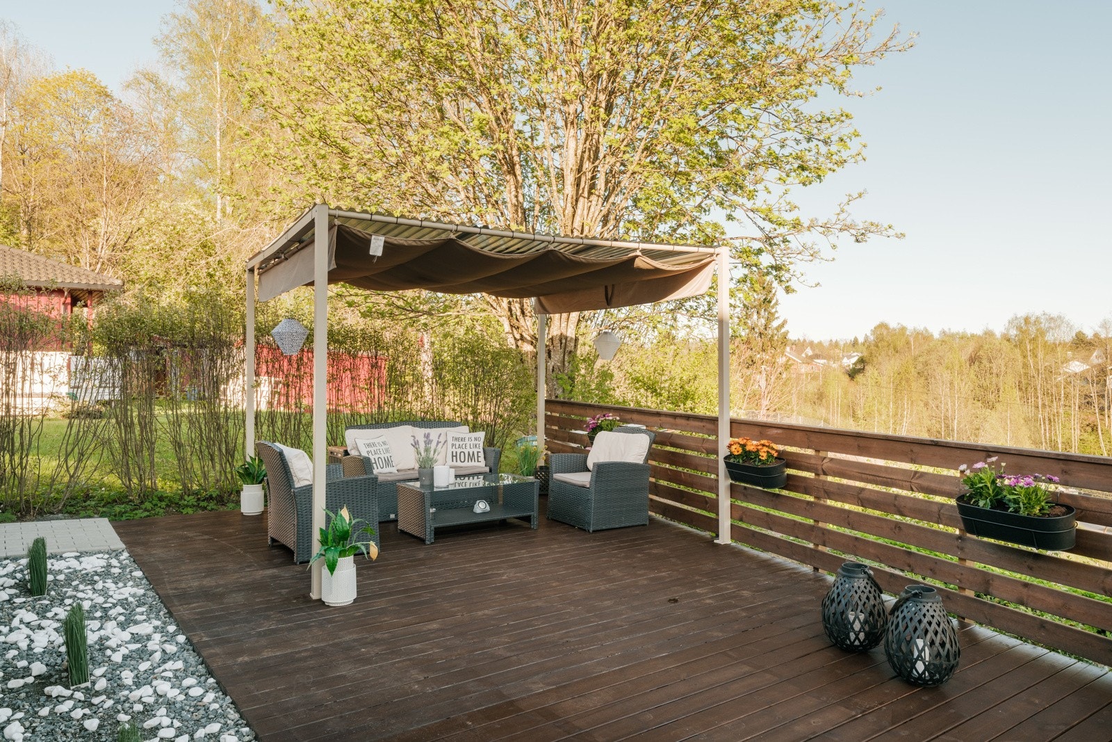 Boligen byr på flere uteområder i ulike soner, perfekt tilpasset ulike behov. I tillegg til hovedterrassen finner du også en egen terrasse i hagen Galleribilde