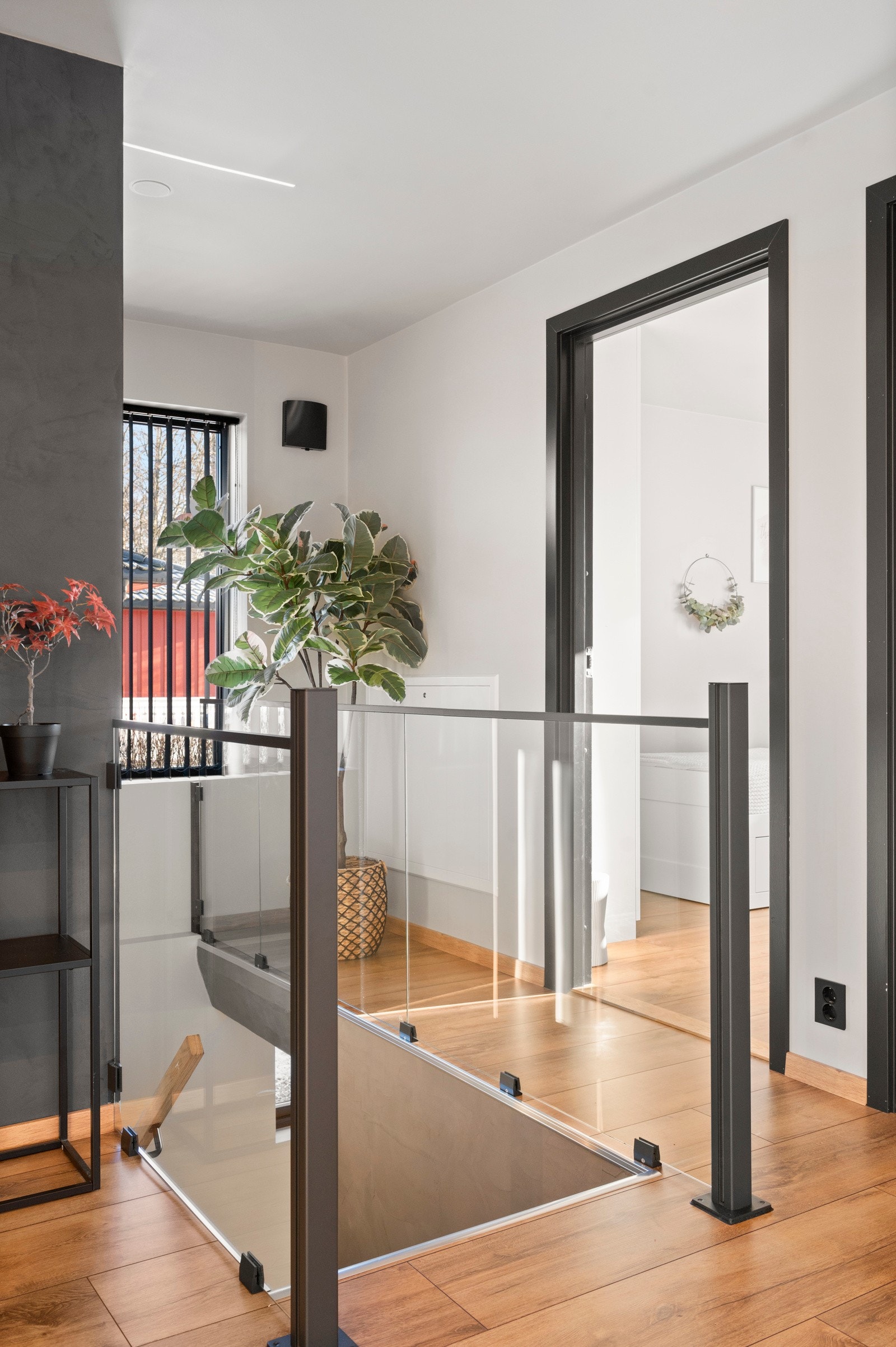 I boligens underetasje finner du en egen hybeldel med 2 soverom,eget kjøkken og bad. En praktisk løsning med flere muligheter - perfekt for utleie, generasjonsbolig eller som en ekstra plass til hele familien Galleribilde