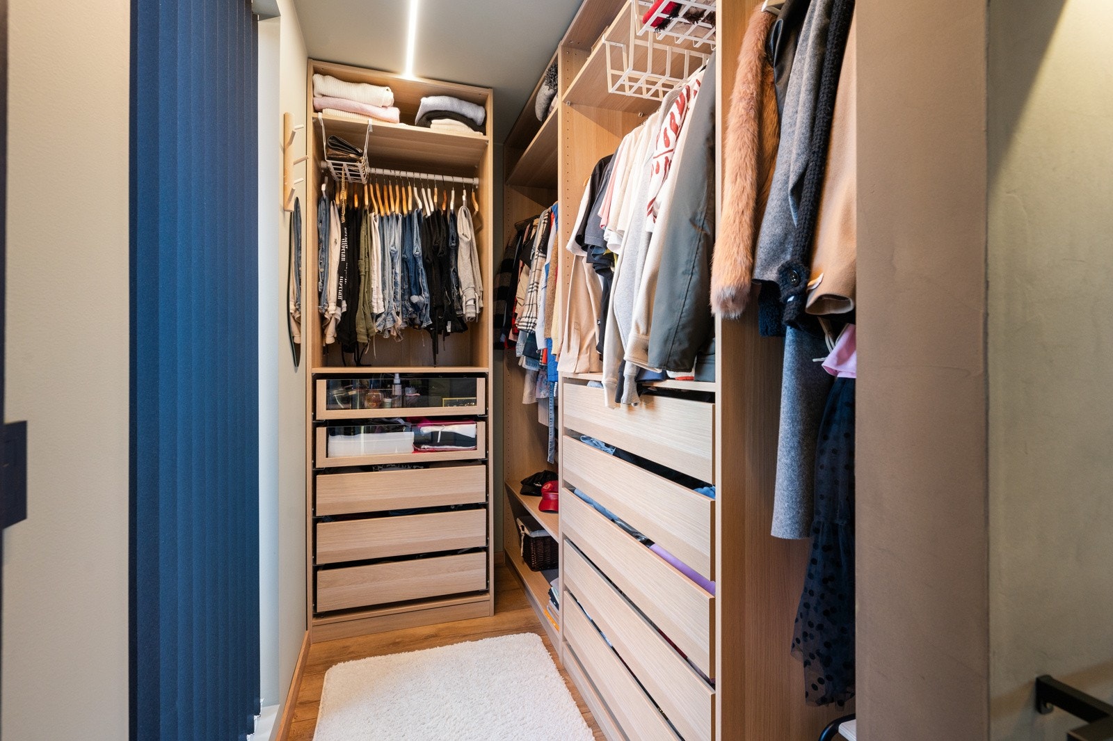 Praktisk og romslig walk-in closet med god oppbevaringsplass. Her får du en organisert garderobeløsning som kombinerer stil og funksjonalitet Galleribilde