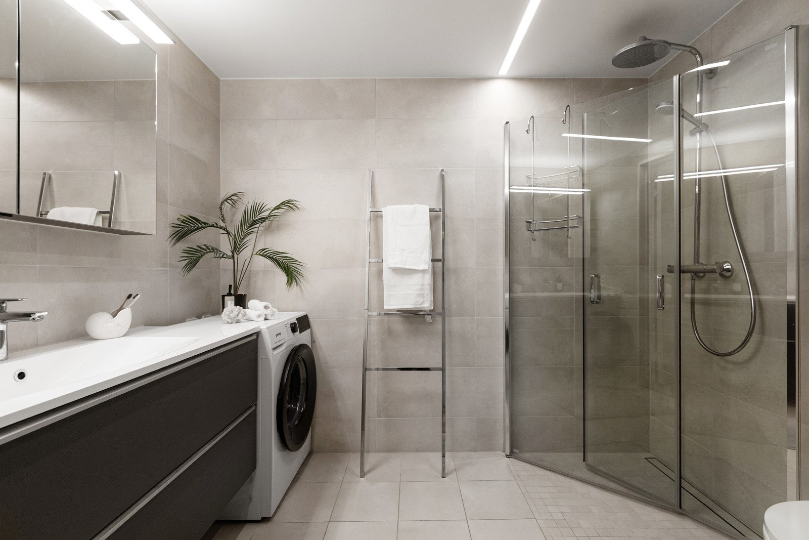 Romslig og pent flislagt bad fra byggeår med elektriske varmekabler i gulv Galleribilde