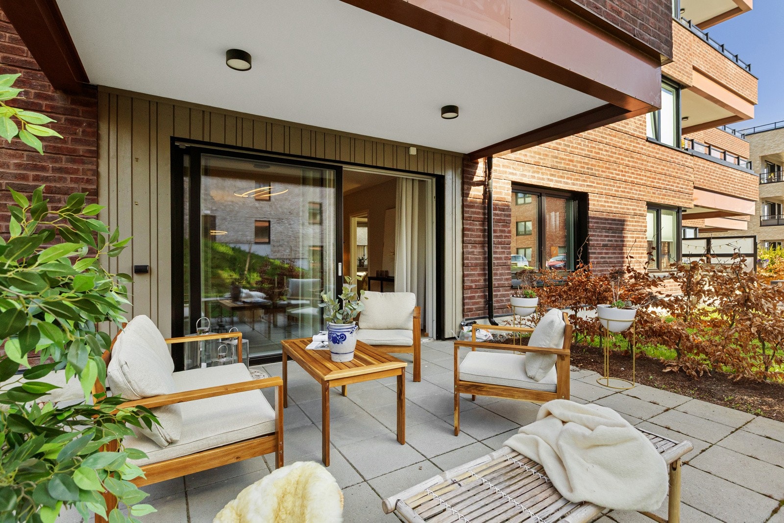 Stor delvis overbygd terrasse på 17 m² Galleribilde