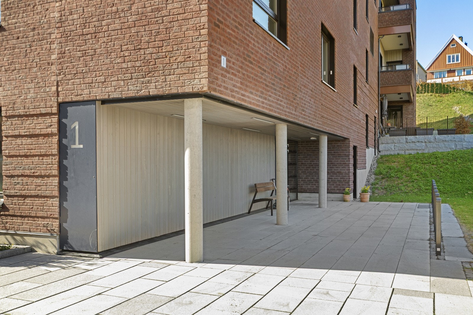 Det medfølger garasjeplass med leiligheten i felles garasjekjeller Galleribilde