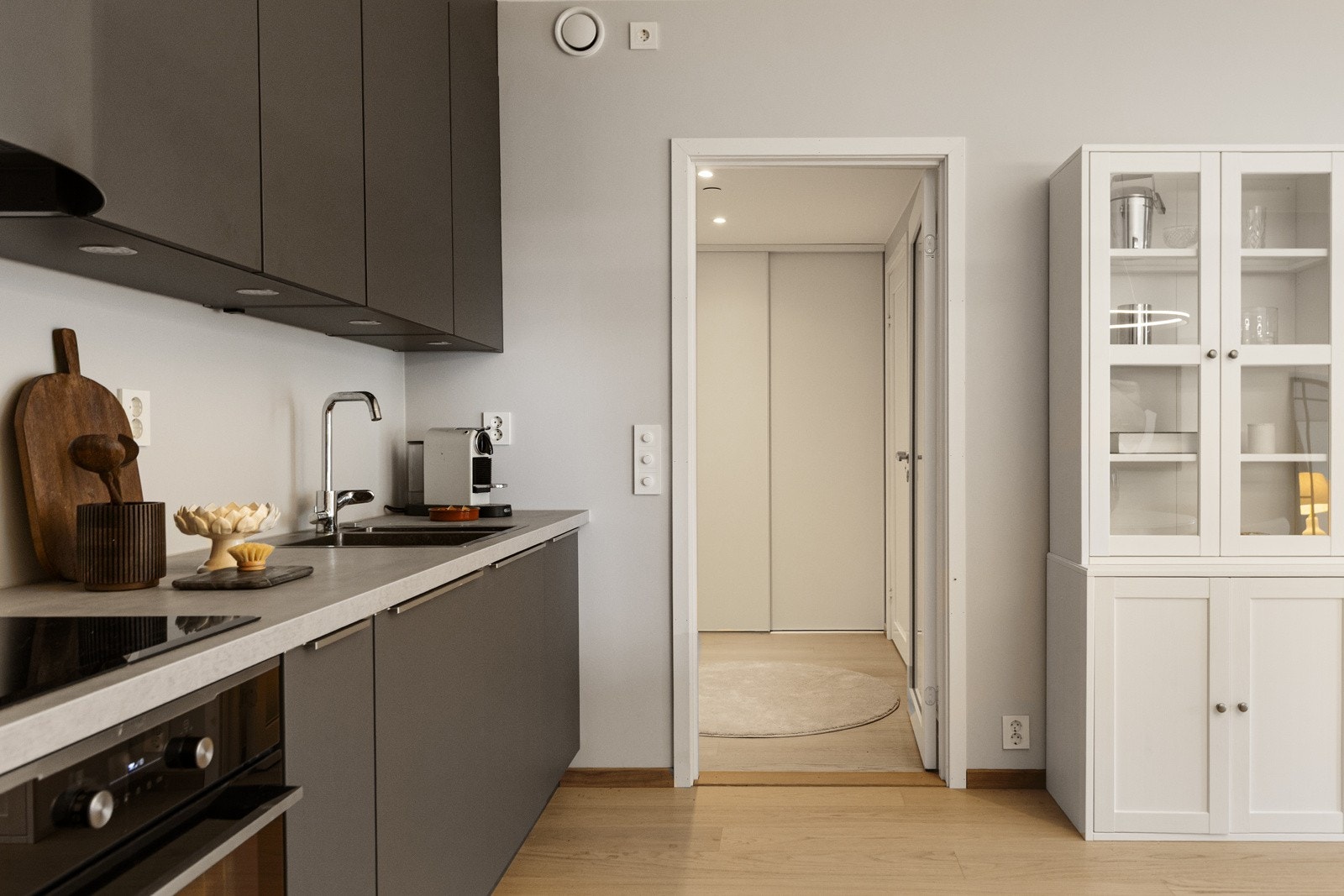 Kjøkkeninnredningen har slette fronter i mørk gråtone og har rikelig med benkeplass samt gode oppbevaringsmuligheter i over- og underskap Galleribilde