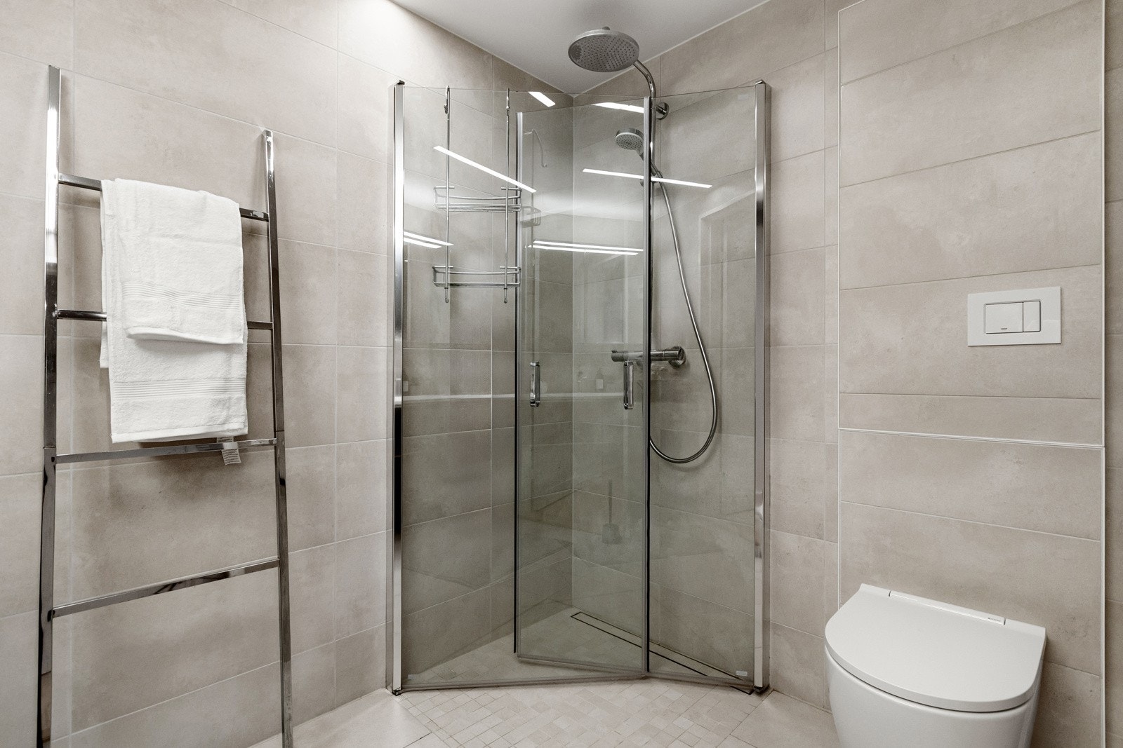 Vegghengt toalett med innebygd sistnere og dusjvegger/hjørne med både regnfallsdusj og hånddusj Galleribilde