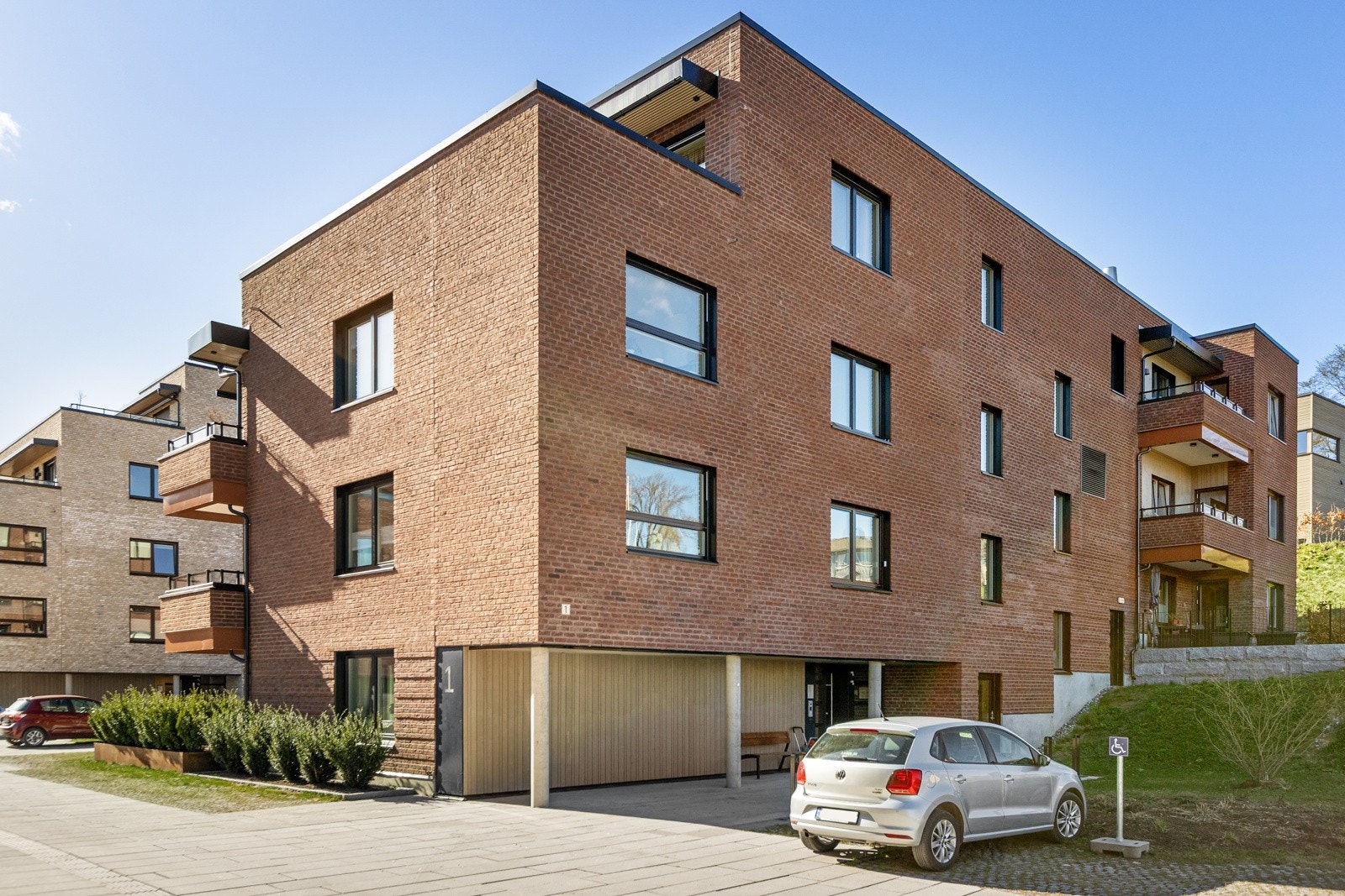 I Plusshuset er det er også et ekslusivt serviceområde med bemannet resepsjon hvor vertskapet daglig er tilstede i resepsjonen, og holder orden på serviceområdet, organiserer alle tilbud, tilrettelegger og bistår med praktisk hjelp Galleribilde