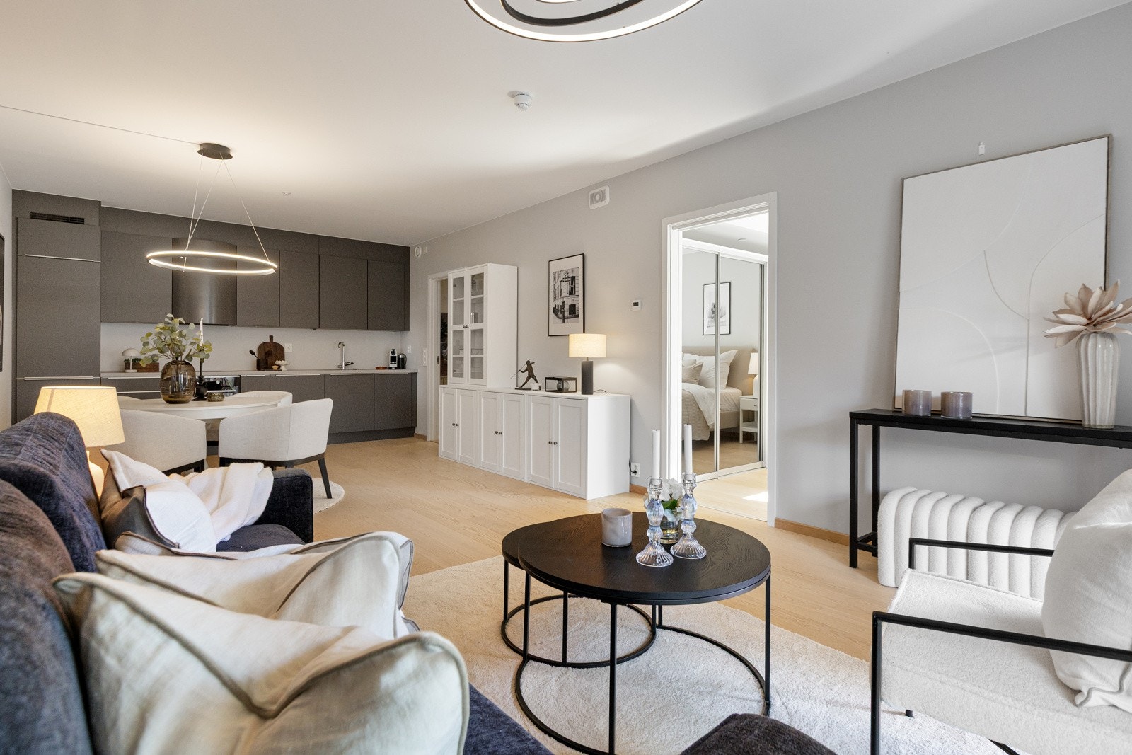 Det er gode møbleringsmuligheter i stuen, med plass til sofamøbler med tilhørende stuebord, multimedia, spisegruppe og annet ønskelig møblement Galleribilde