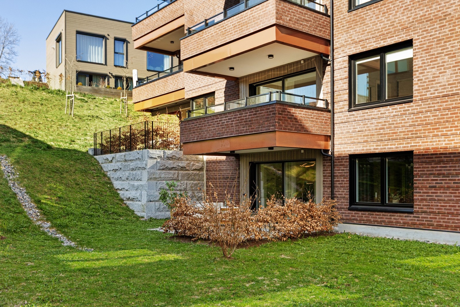 Dette inkluderer tilgang til et eget Plusshus , som er et 400 kvadratmeter stort serviceområde som blant annet omfatter lounge med kaffebar, aviser, bibliotek, møterom og treningssenter Galleribilde