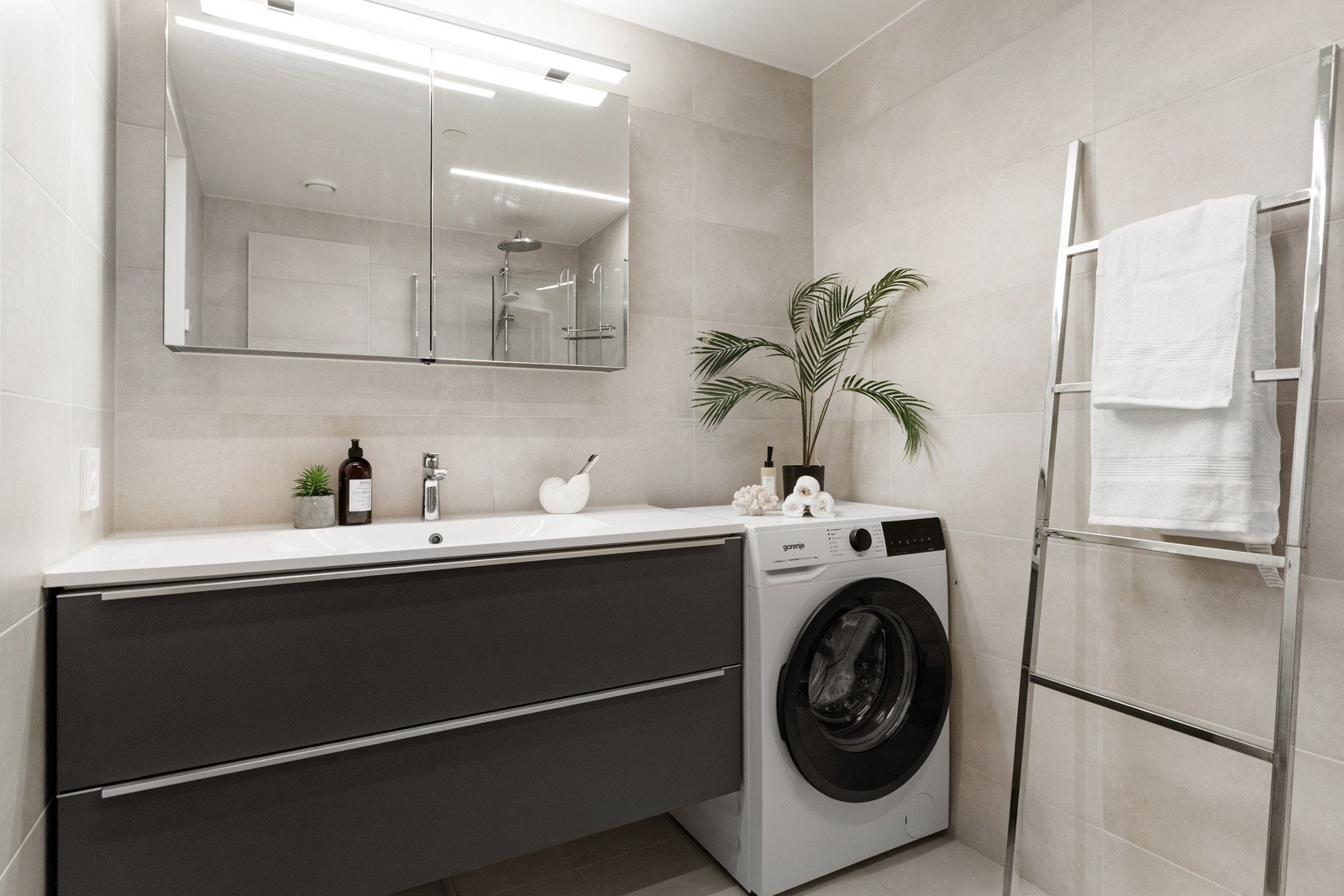 Badet har opplegg for vaskemaskin. Det er avtrekk til balansert ventilasjon og tilluft via uftespalte i dør Galleribilde