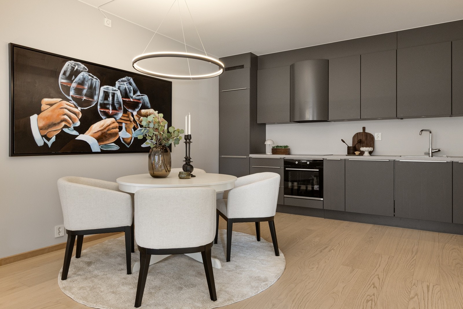 Leiligheten ligger i byggets 1.etasje og har flotte kvaliteter som store vindusflater, god takhøyde, samt en godt utnyttet planløsning Galleribilde