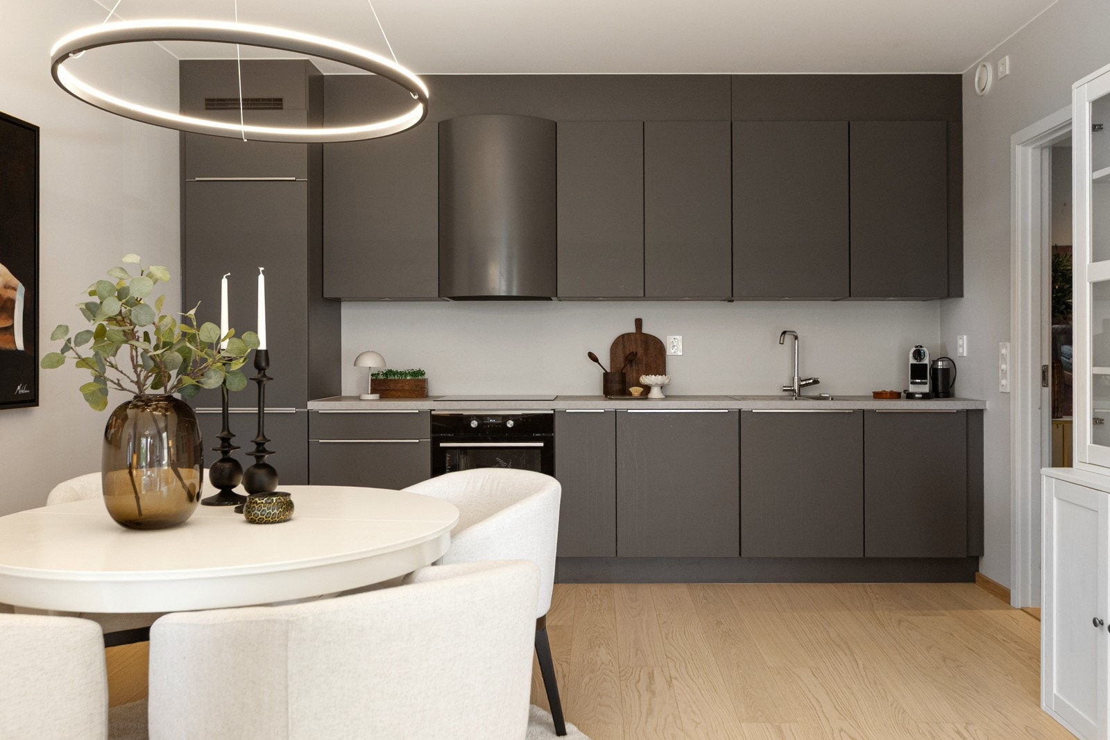 Innbydende, pent kjøkken med åpen løsning mot stuen Galleribilde