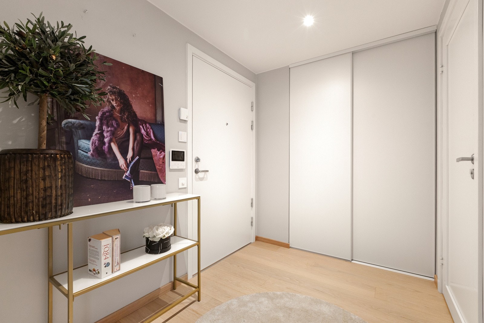 Hyggelig entré som gir et godt førsteinntrykk og fungerer som det naturlige knutepunktet i leiligheten Galleribilde