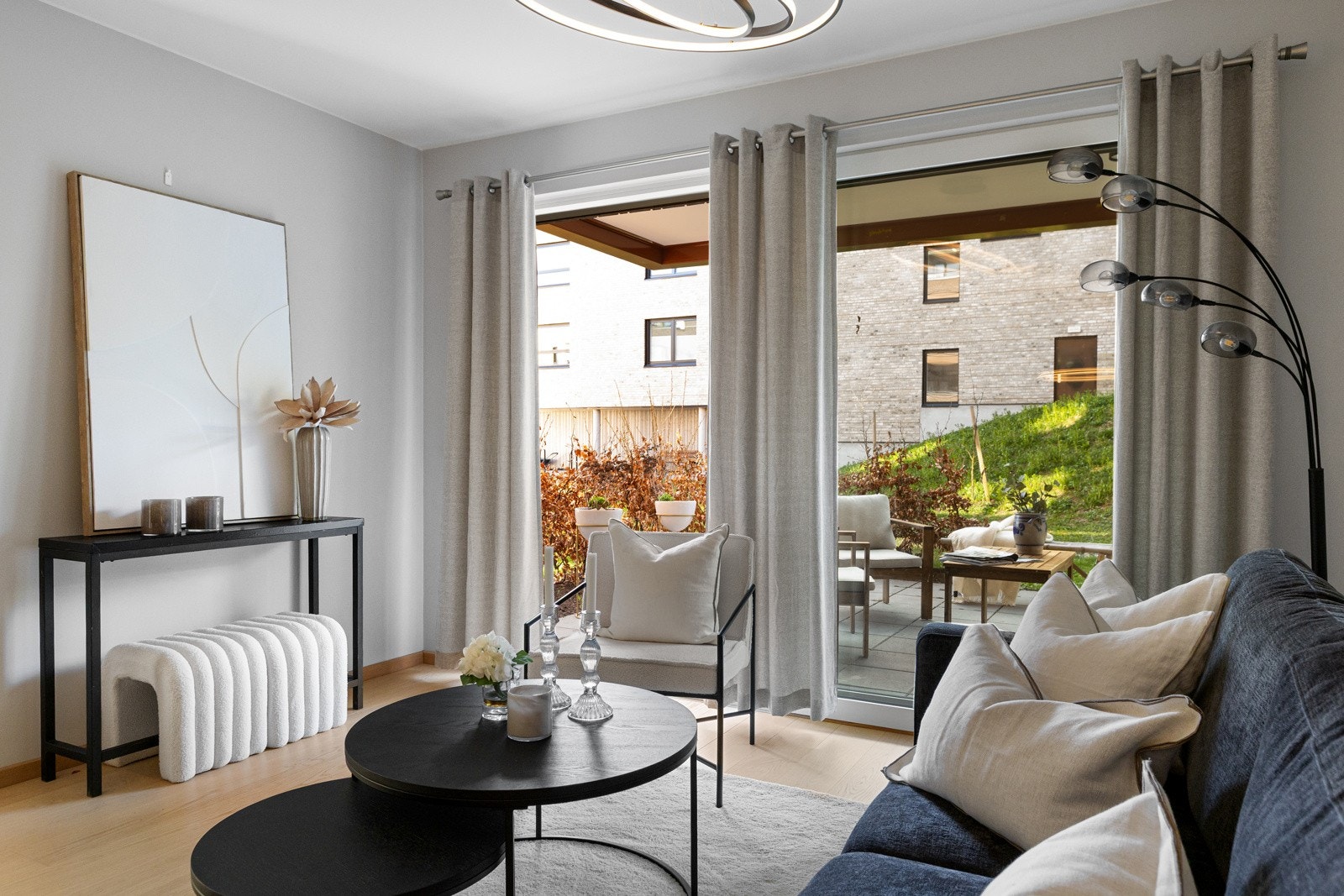 I enden av rommet er det utgang til en koselig terrasse, som på sommerstid oppleves som en forlengelse av stuen Galleribilde