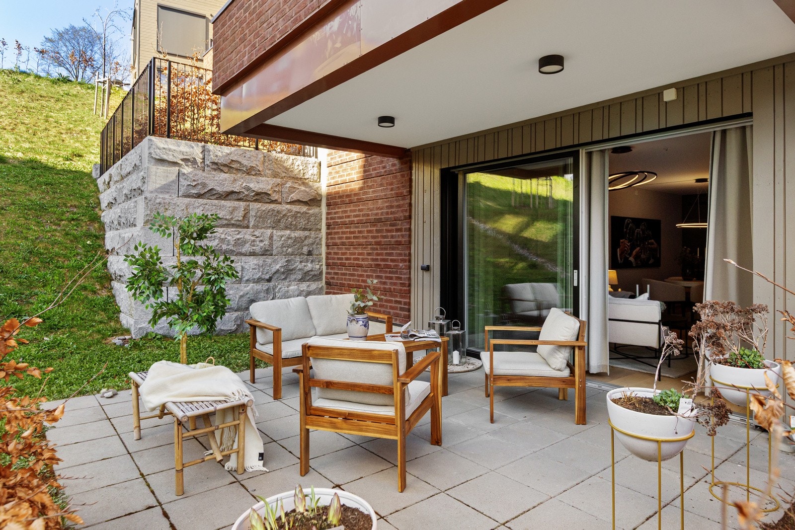 Her er det god plass til sittegruppe, grill eller annet ønskelig utemøblement Galleribilde