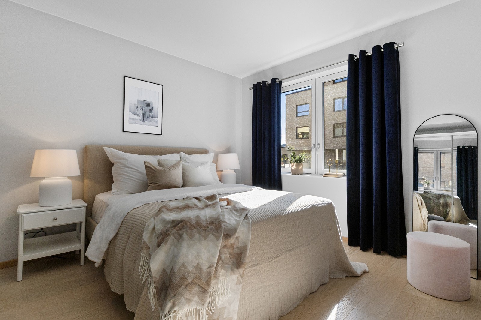 Soverommet er romslig, og har god plass til dobbeltseng samt nattbord på hver sin side Galleribilde