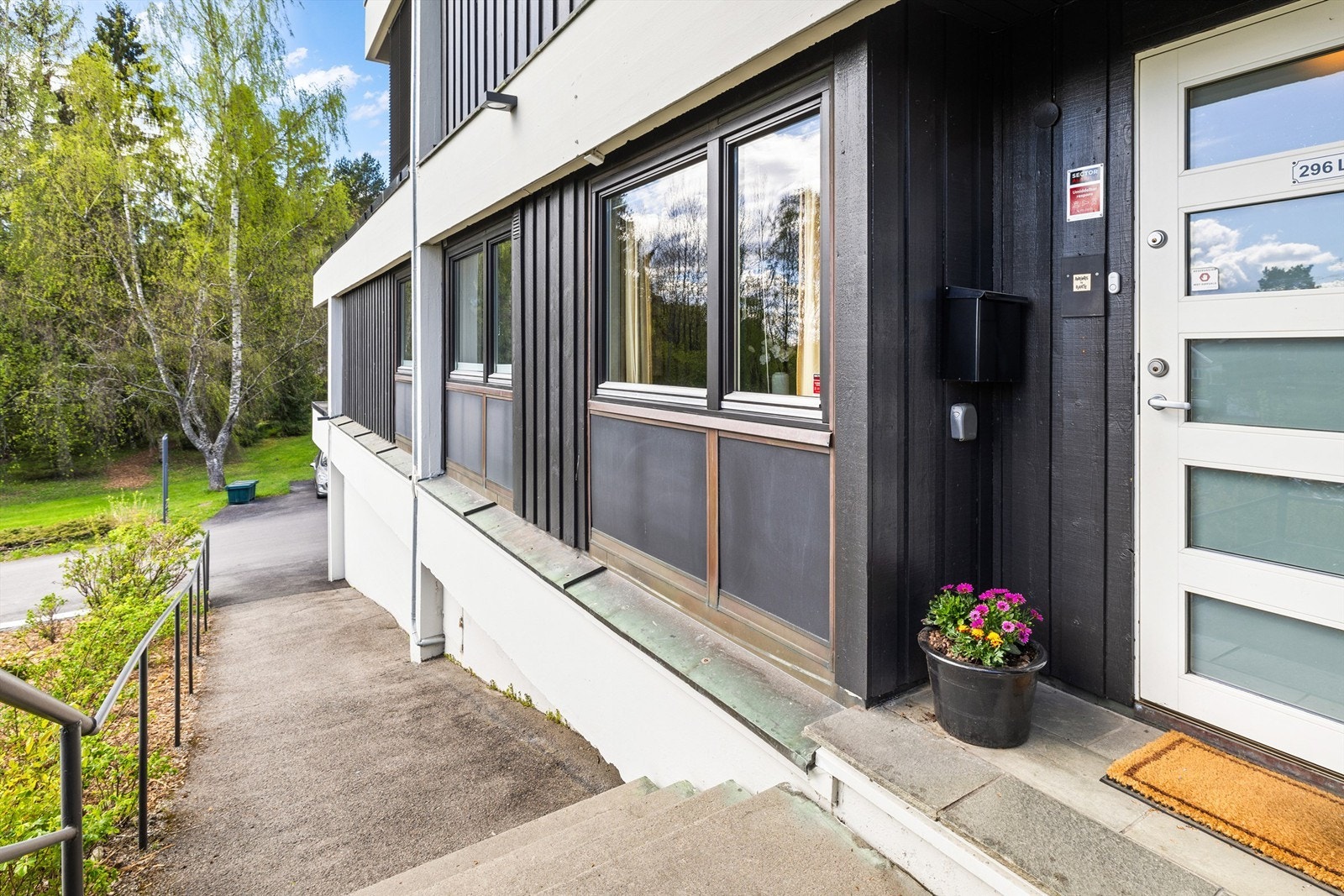 Entré med direkte adkomst utenfra som gjør at man får litt "enebolig følelsen" Galleribilde