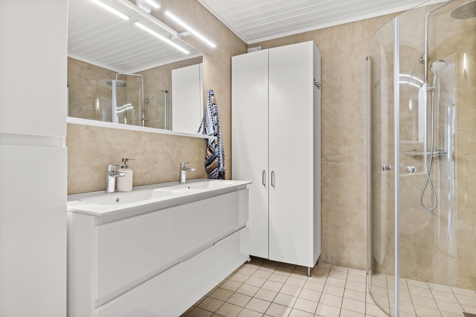 Badet i tilknytning til gangen ble pusset opp i 2006. I 2021 ble badet kosmetisk oppgradert med mikrosement på vegger og med ny innredning og sanitærutstyr Galleribilde
