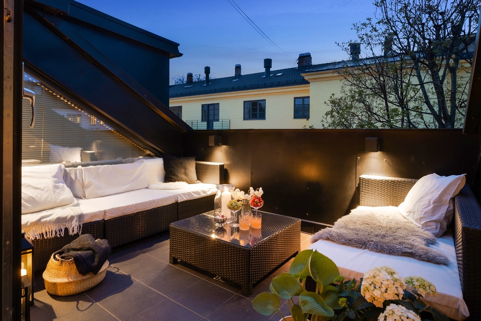 Leiligheten har tilgang til en privat, vestvendt takterrasse på 8 kvm. Denne ligger skjermet og rolig til. Galleribilde