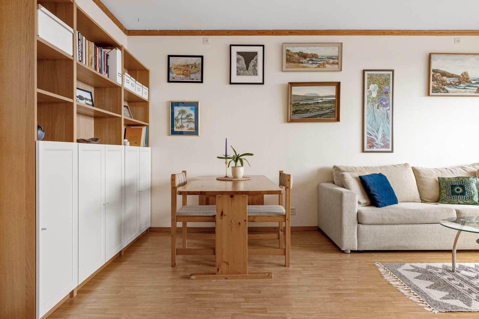 Borettslaget er meget veldrevet og innkludert i felleskostnadene dekkes blant annet varmtvann, tv og internett, vaktmester, kommunale avgifter, eiendomsskatt og nedbetaling på lån. Galleribilde