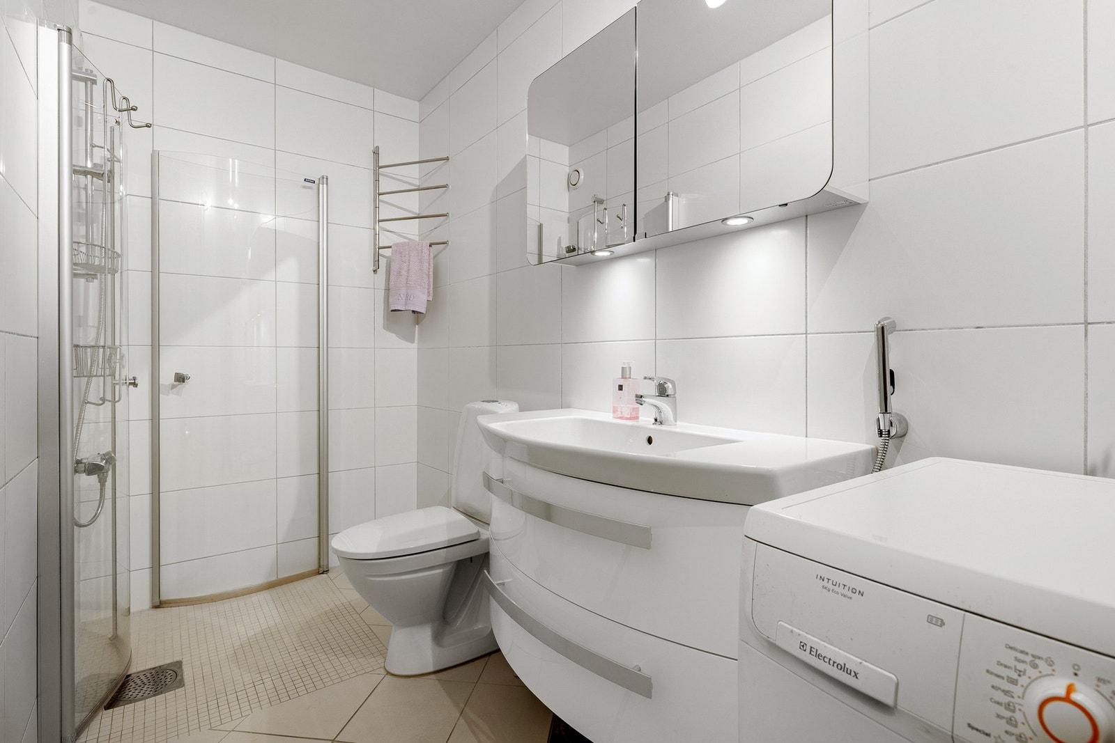 Badet på 4,8 kvm er fra 2014, er helfliset og har varmekabler i gulv. Galleribilde