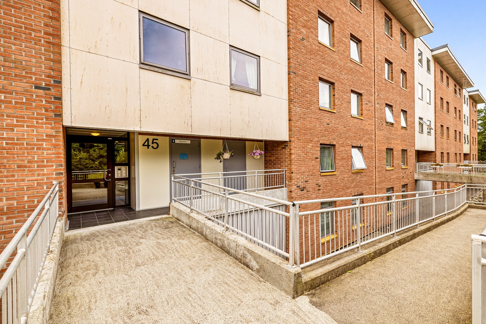 Leiligheten disponerer fast parkering i felles garasjeanlegg. Galleribilde