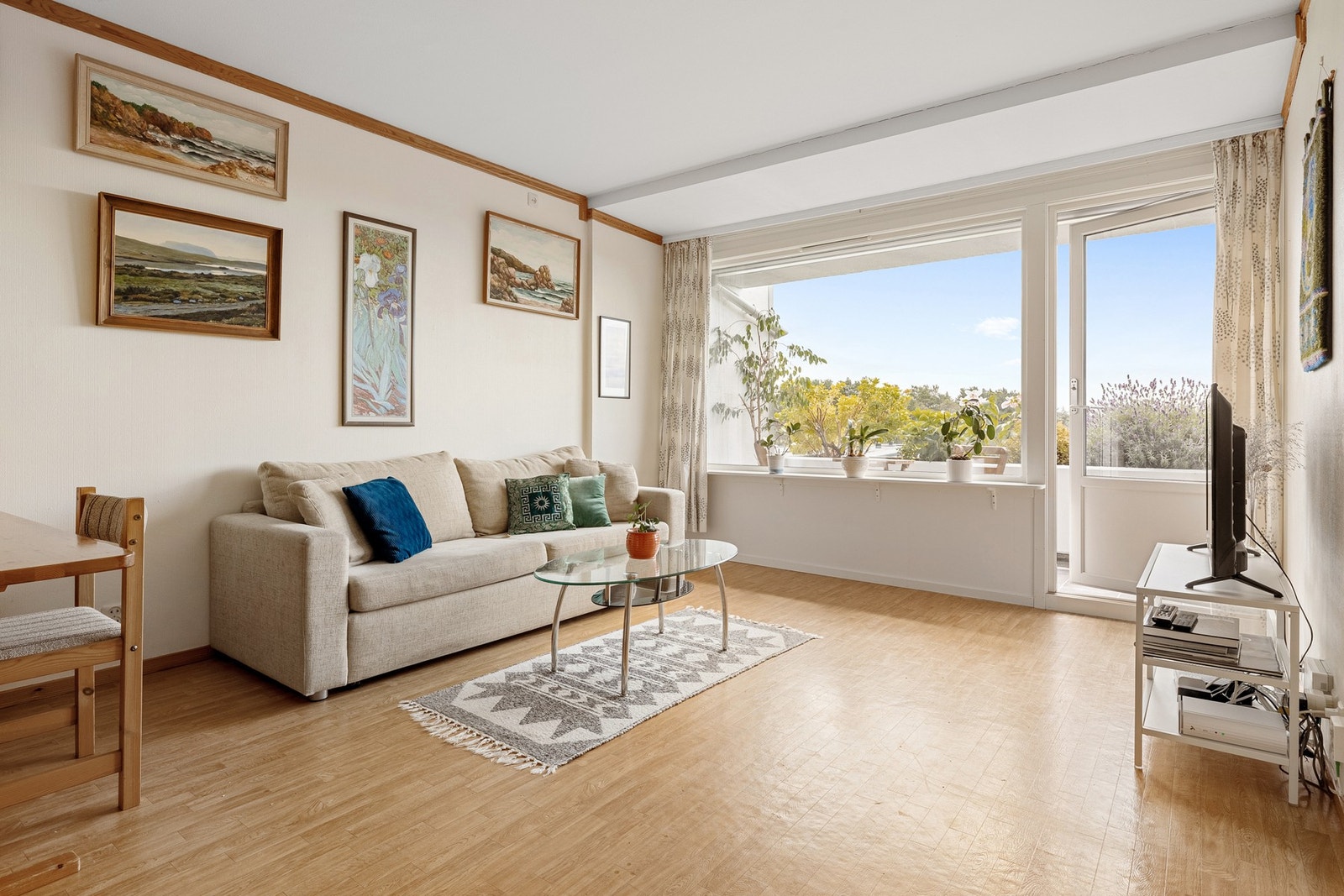 Stuen måles til 20 kvm. her er det god plass til både en sofagruppe og en spisegruppe. Galleribilde