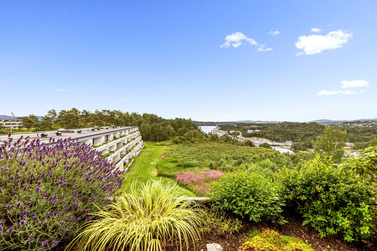 Fra balkongen er det en fantastisk utsikt mot sjøen og borettslagets frodige grøntområde. Galleribilde
