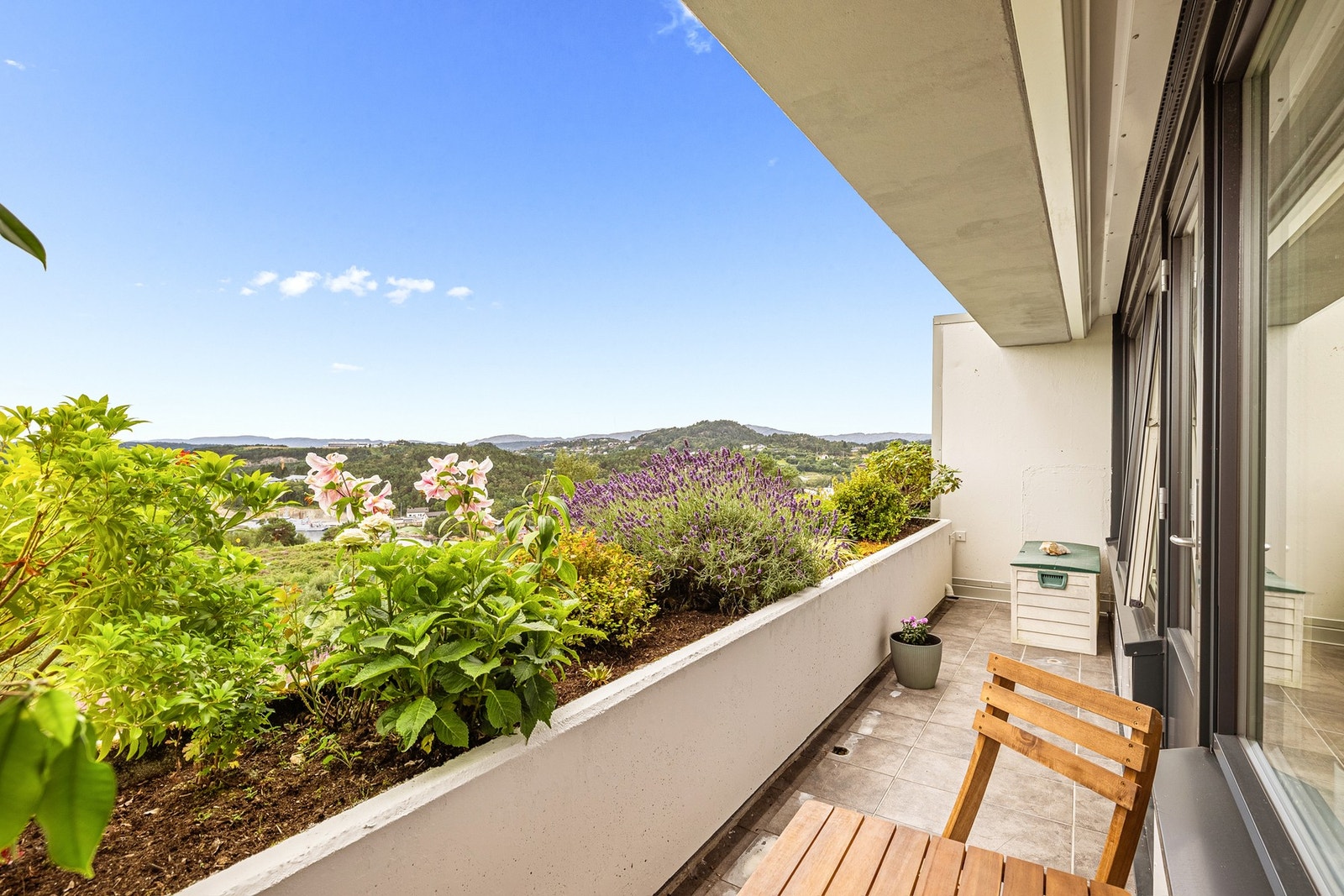 Selger opplyser om at det er sol på balkongen fra 10.00 til 18.30 på sommerstid. Galleribilde