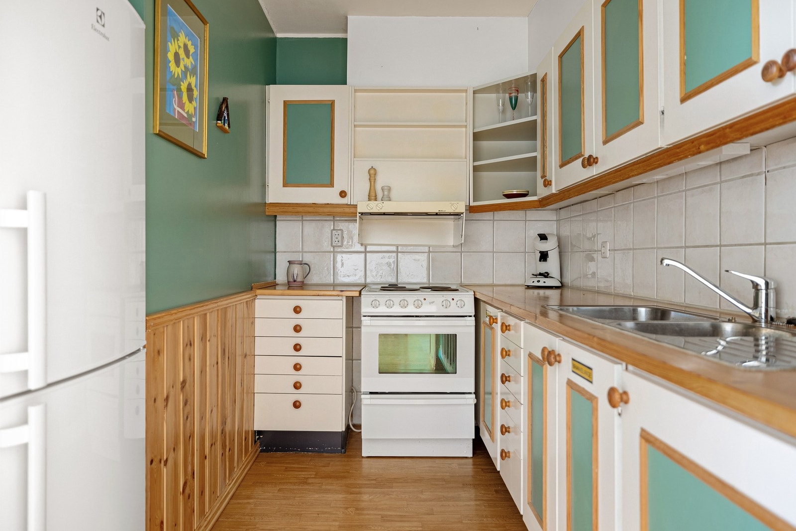 Integrerte hvitevarer på kjøkkenet er ventilator. Galleribilde