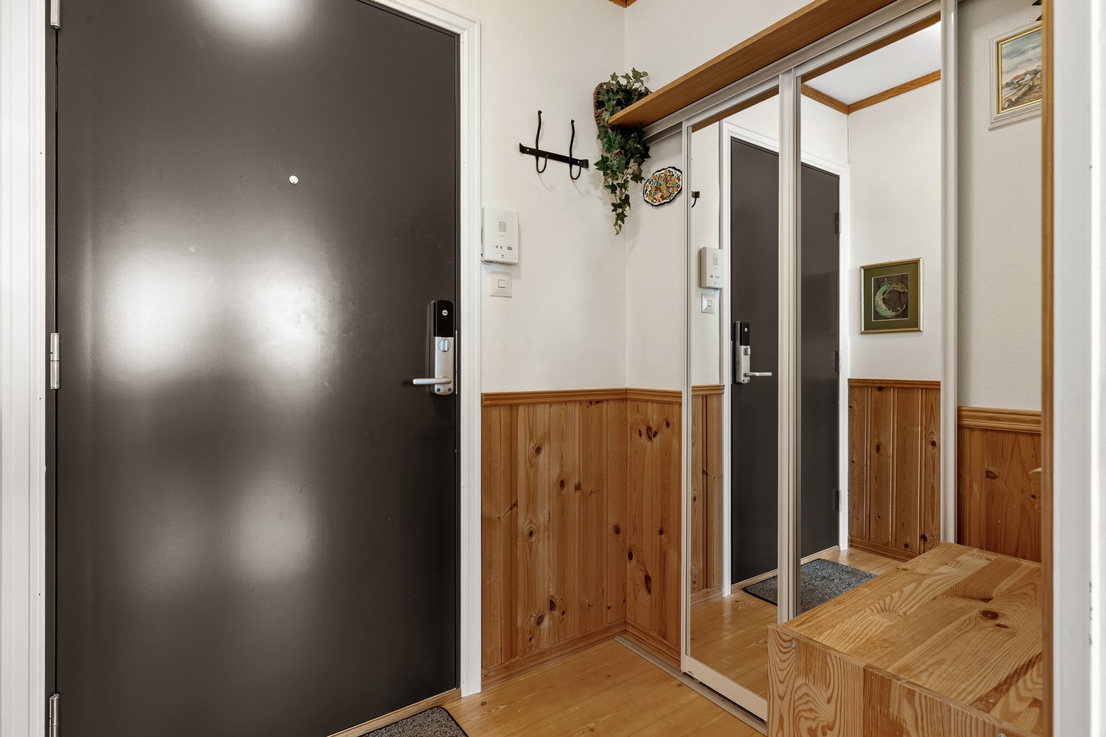 Velkommen inn! Det er montert kodelås til inngangsdør. Galleribilde