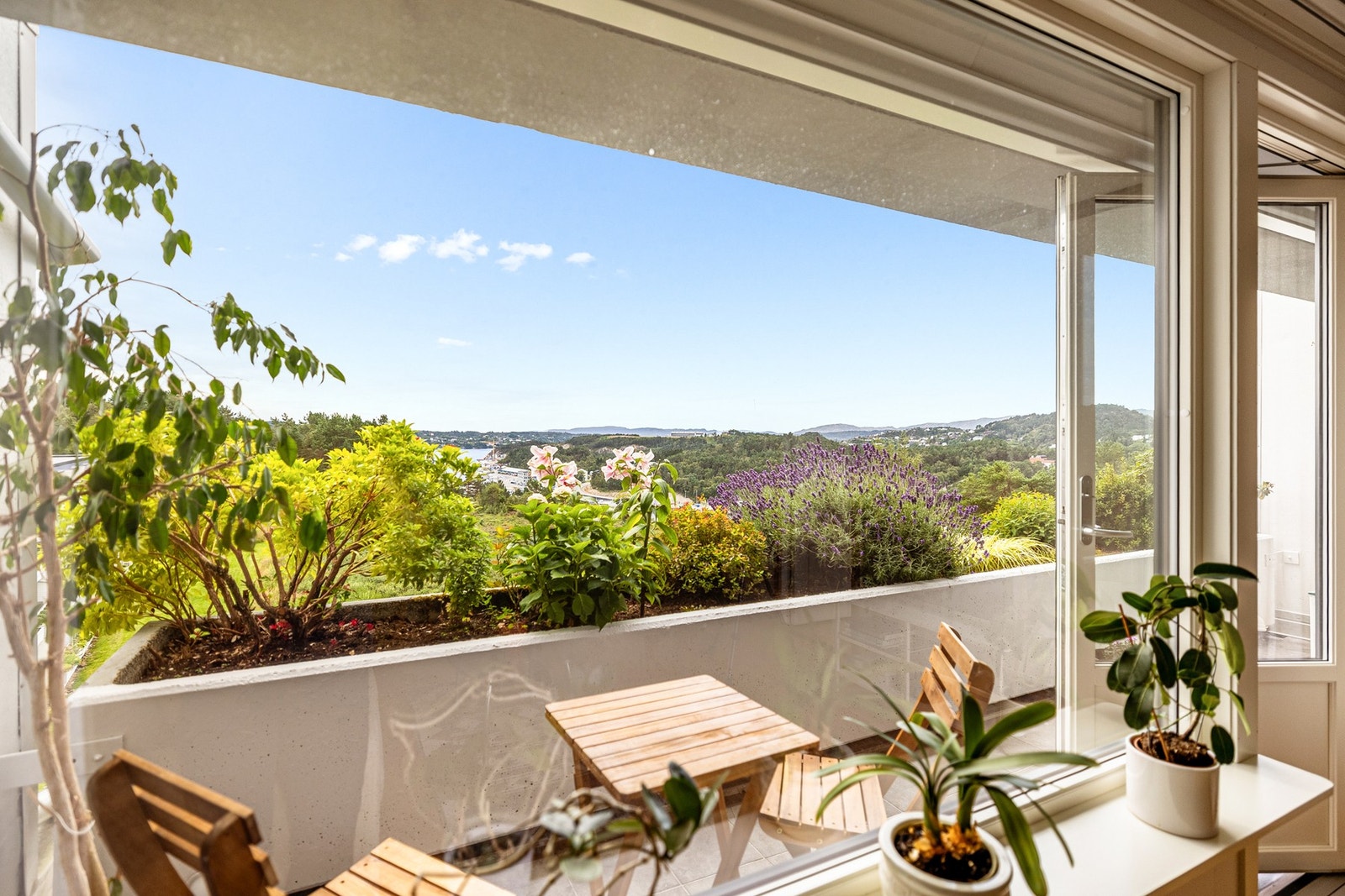 En to-roms leilighet i fjerde etasje med behov for moderinsering og en meget god internbeliggenhet. Galleribilde