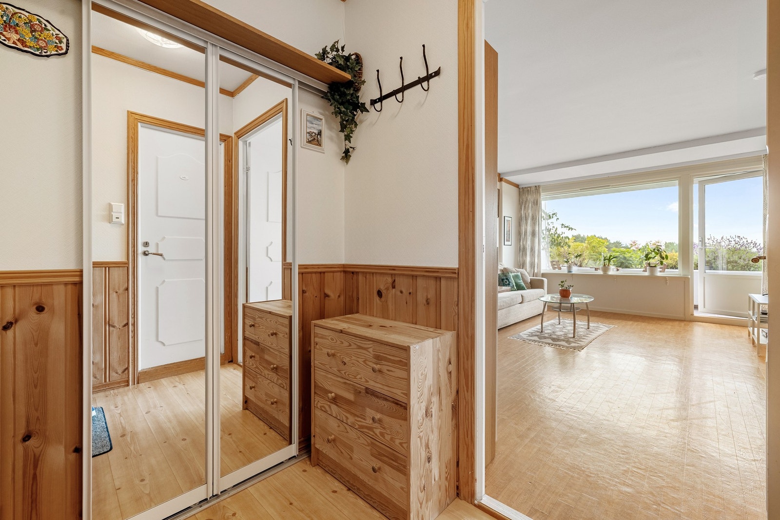 I entréen er det plass til oppheng av sko og yttertøy. Det er også inngang til den innvendige boden hvor det er gode oppbevaringsmuligheter. Galleribilde