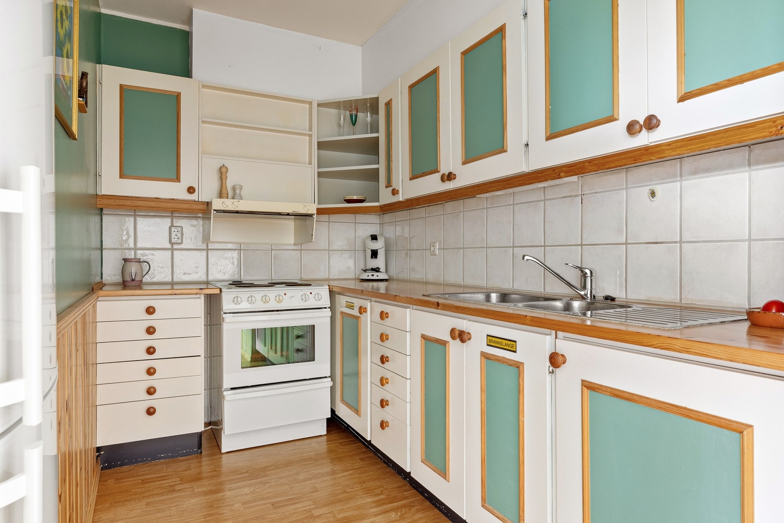 Eldre funksjonelt kjøkken, med behov for modernisering. Galleribilde