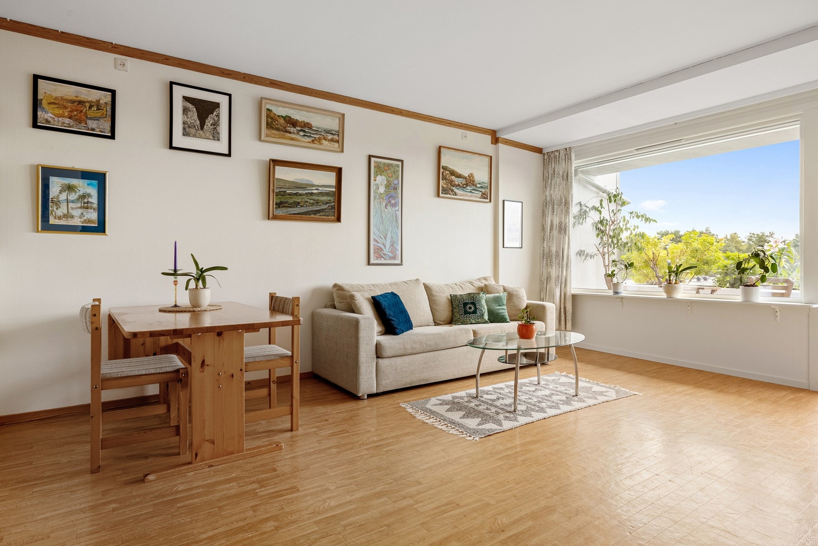 Leiligheten har masse naturlig lysinnslipp via de store vinduene fra 2019. Galleribilde