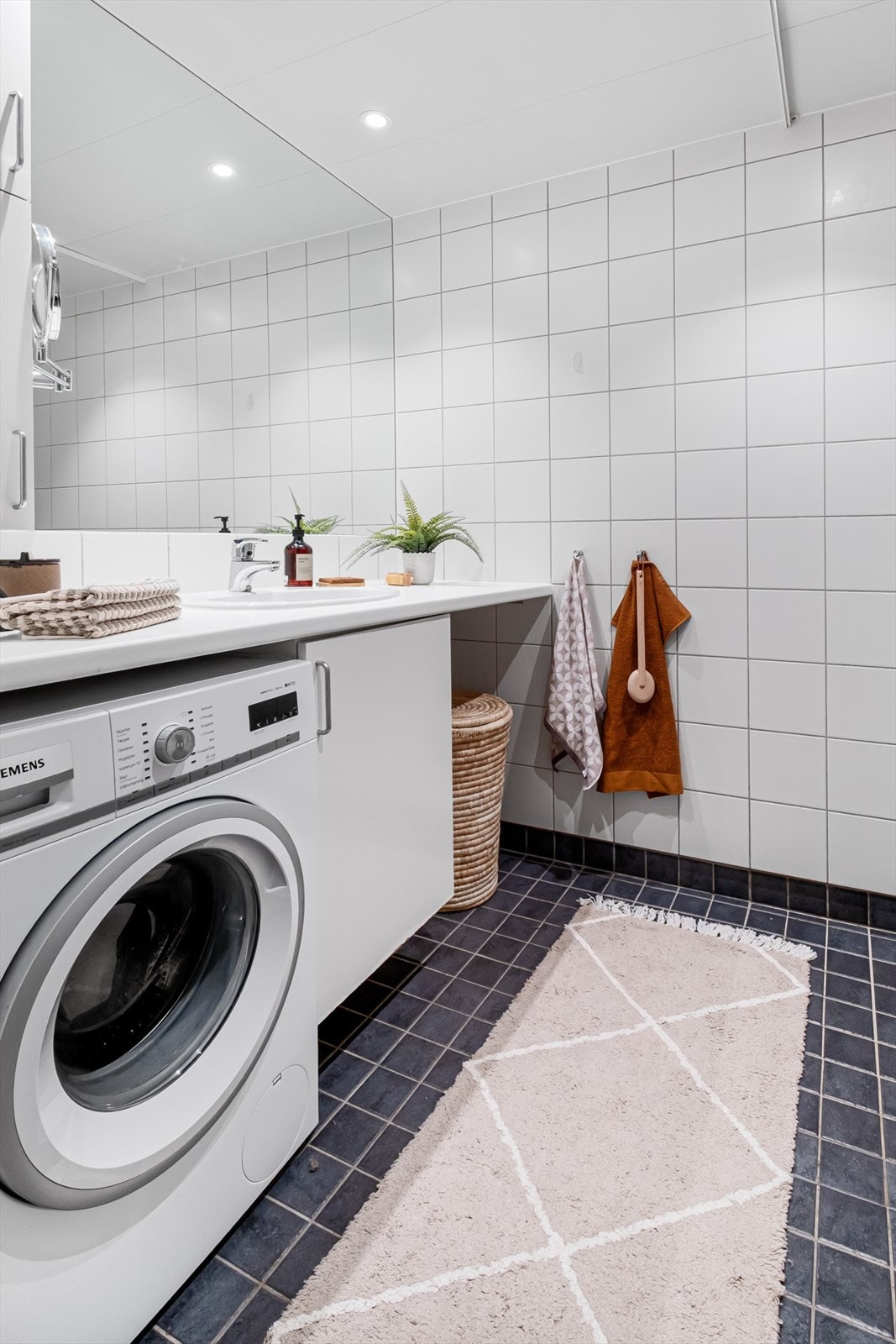 - Flislagt baderom med varme i gulvet og downlights i himling - Galleribilde