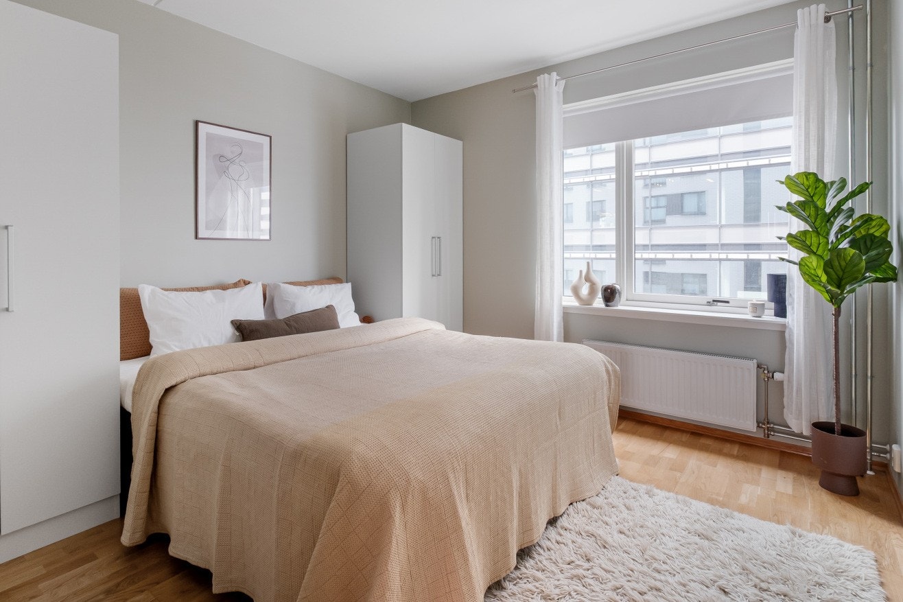 - Romslig hovedsoverom med god plass til dobbeltseng med tilhørende nattbord og garderobeløsning - Galleribilde