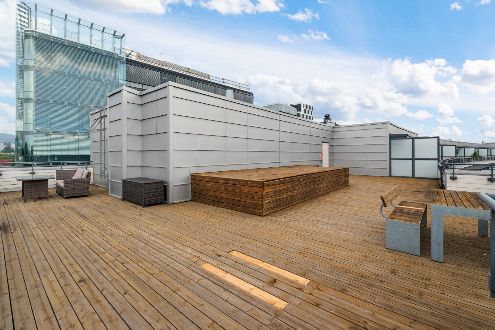 - Borettslaget har to felles takterrasser som kam benyttes av beboerne. Det er tilgang til takterrassene fra oppgang 42 og 50 - Galleribilde