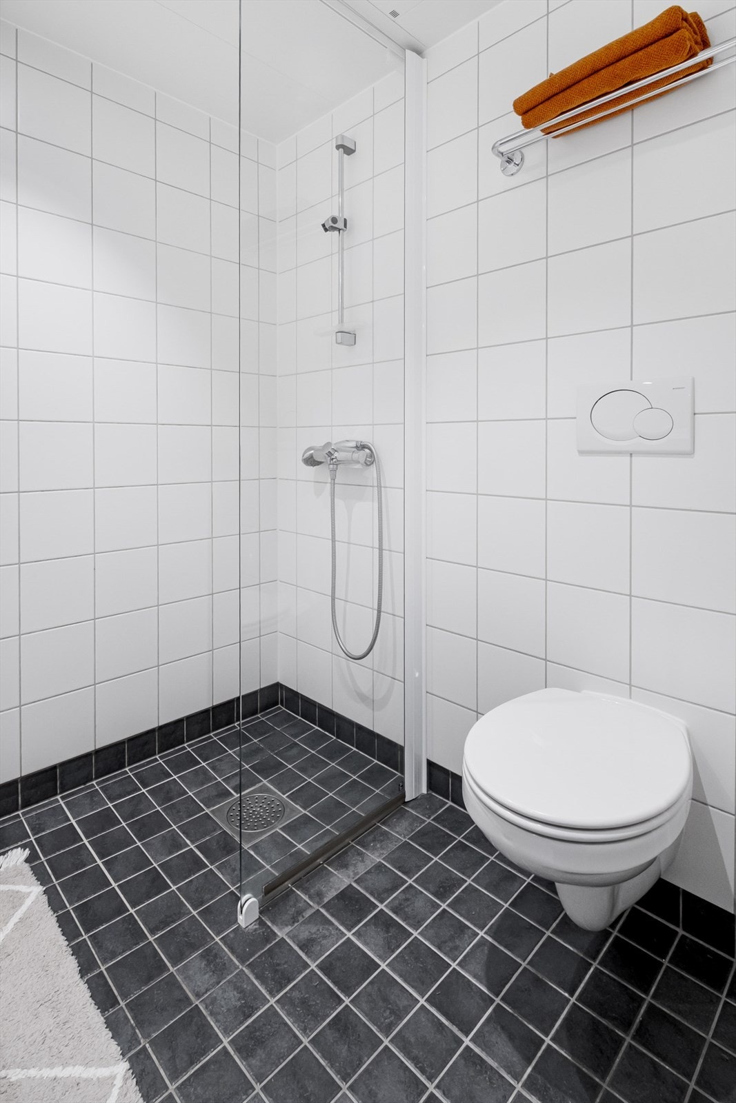 - Baderommet er innredet med vegghengt klosett, servant nedfelt i benkeplate, innfelt speil og dusjhjørne med glassvegg - Galleribilde