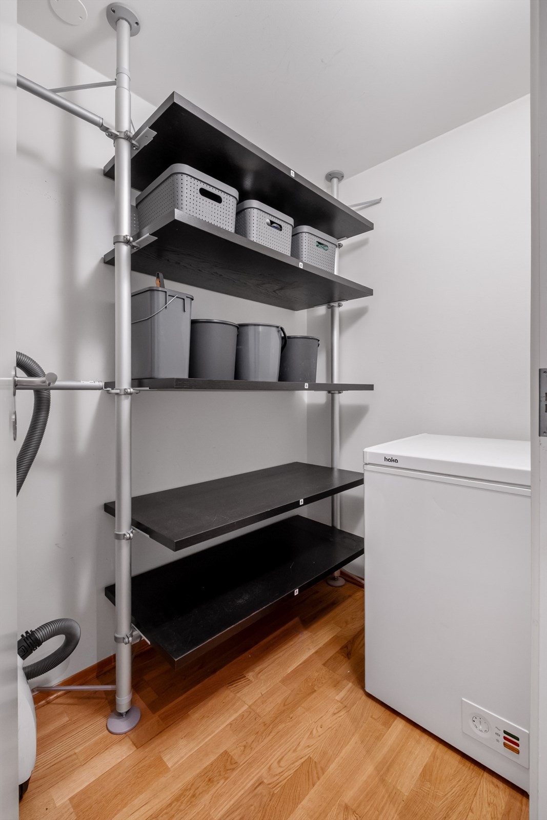 - I tilknytning til entréen er det en innvendig bod med god plass til sko og yttertøy - Galleribilde