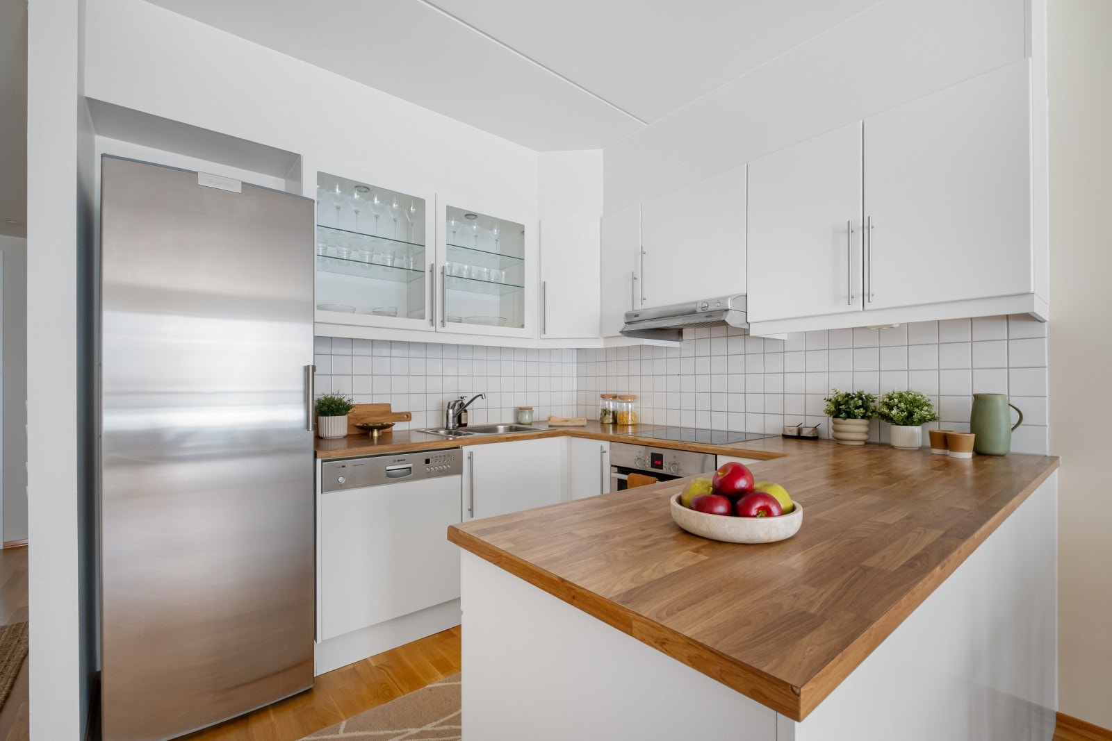 - Kjøkken med åpen løsning mot stuen. Kjøkkenfronter ble spraylakkert i 2024 - Galleribilde