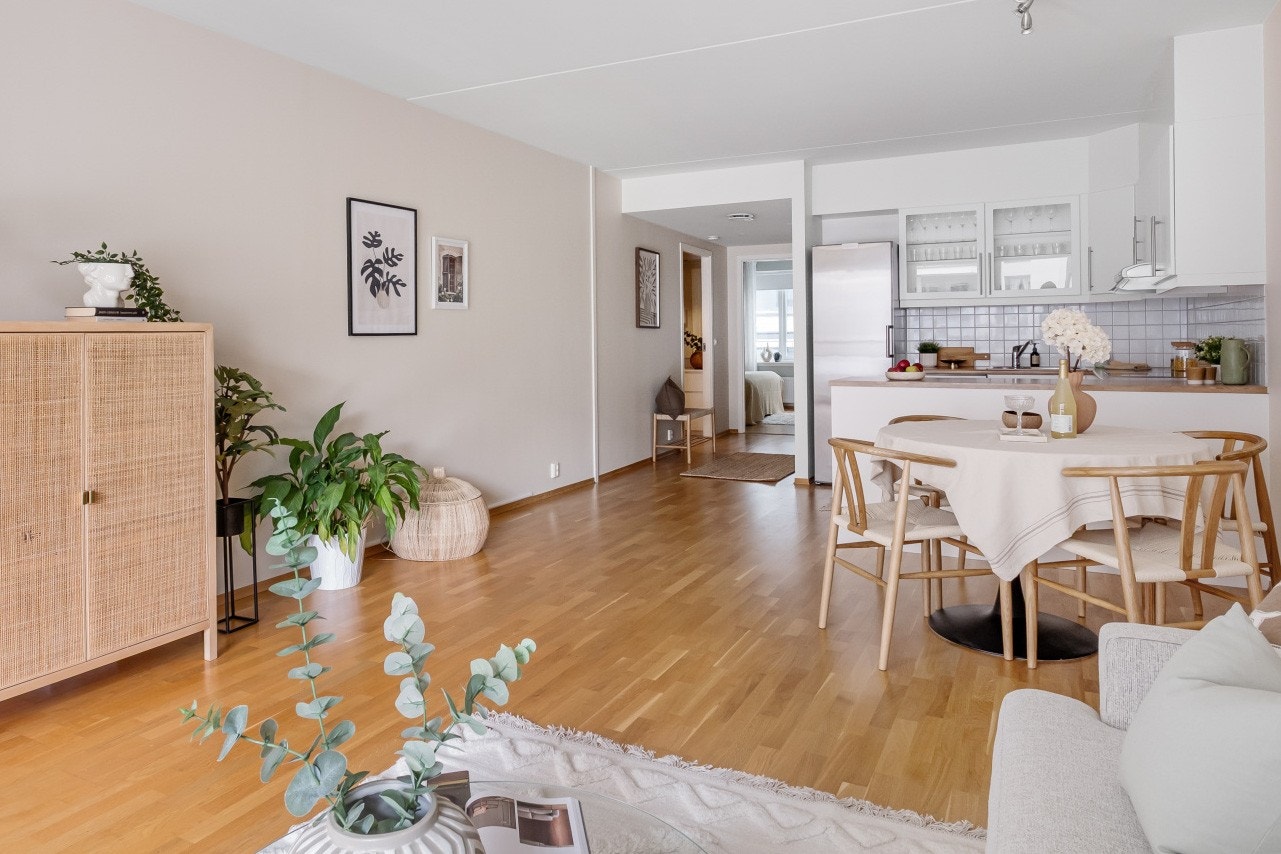 - Hele leiligheten er nymalt i delikate og tidsriktige farger - Galleribilde