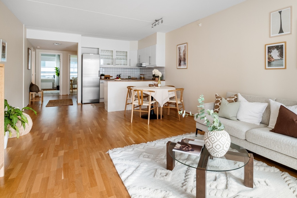 - I stuen er det god plass til sofaseksjon med tilhørende møblement, TV-benk og spisebord - Galleribilde