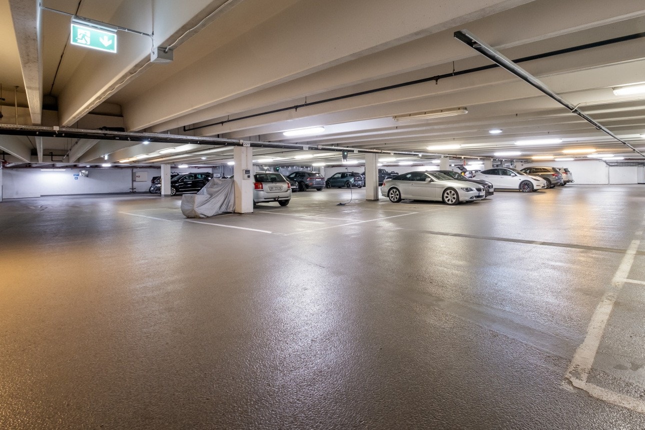 - Med leiligheten følger en biloppstillingsplass i garasjeanlegg med el-billader - Galleribilde