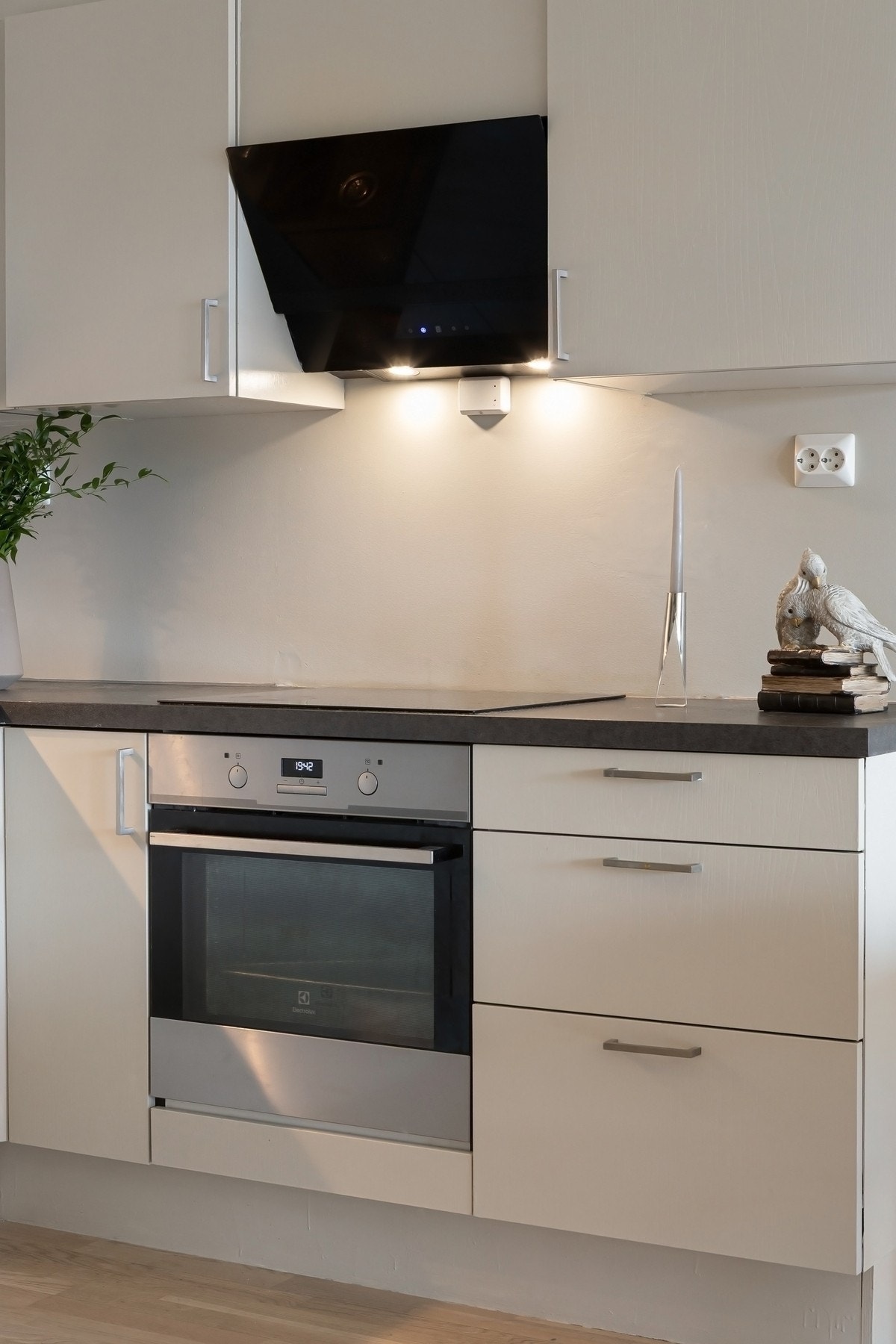 Det er integrert platetopp, stekeovn og oppvaskmaskin. Galleribilde