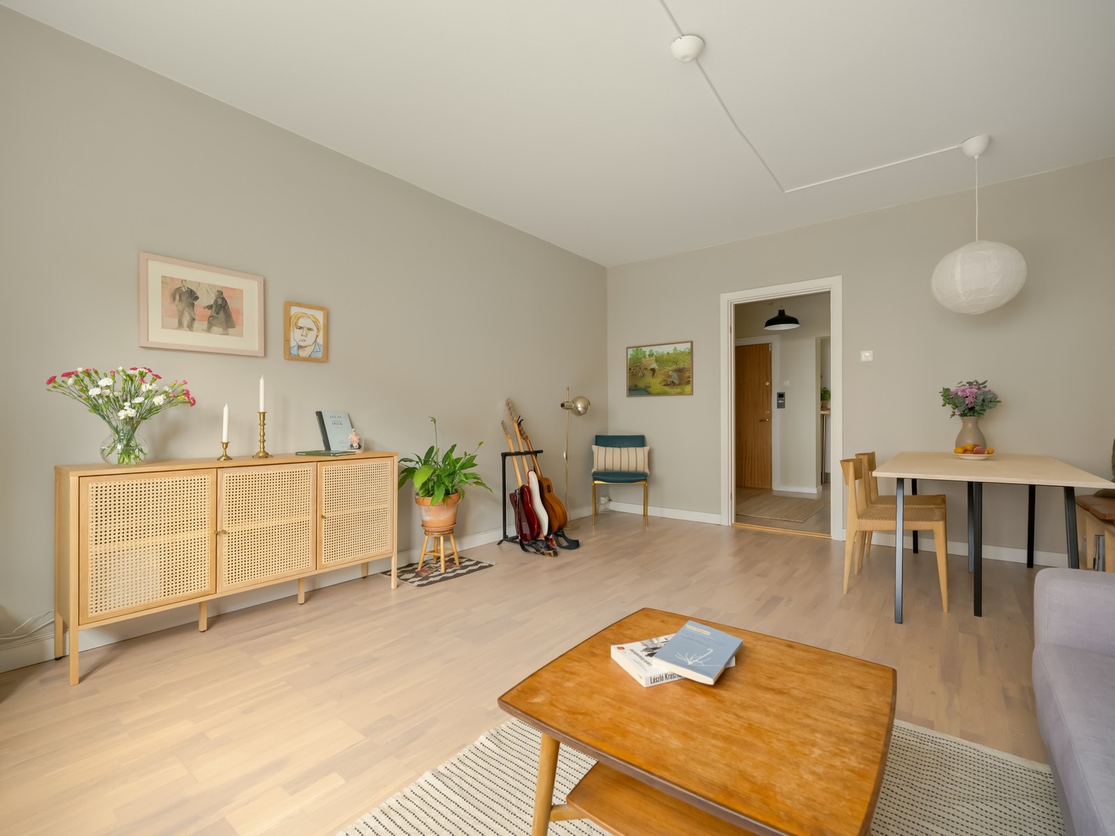 Ellers er det rikelig med plass til både sofagruppe, salongbord og skjenk. Galleribilde