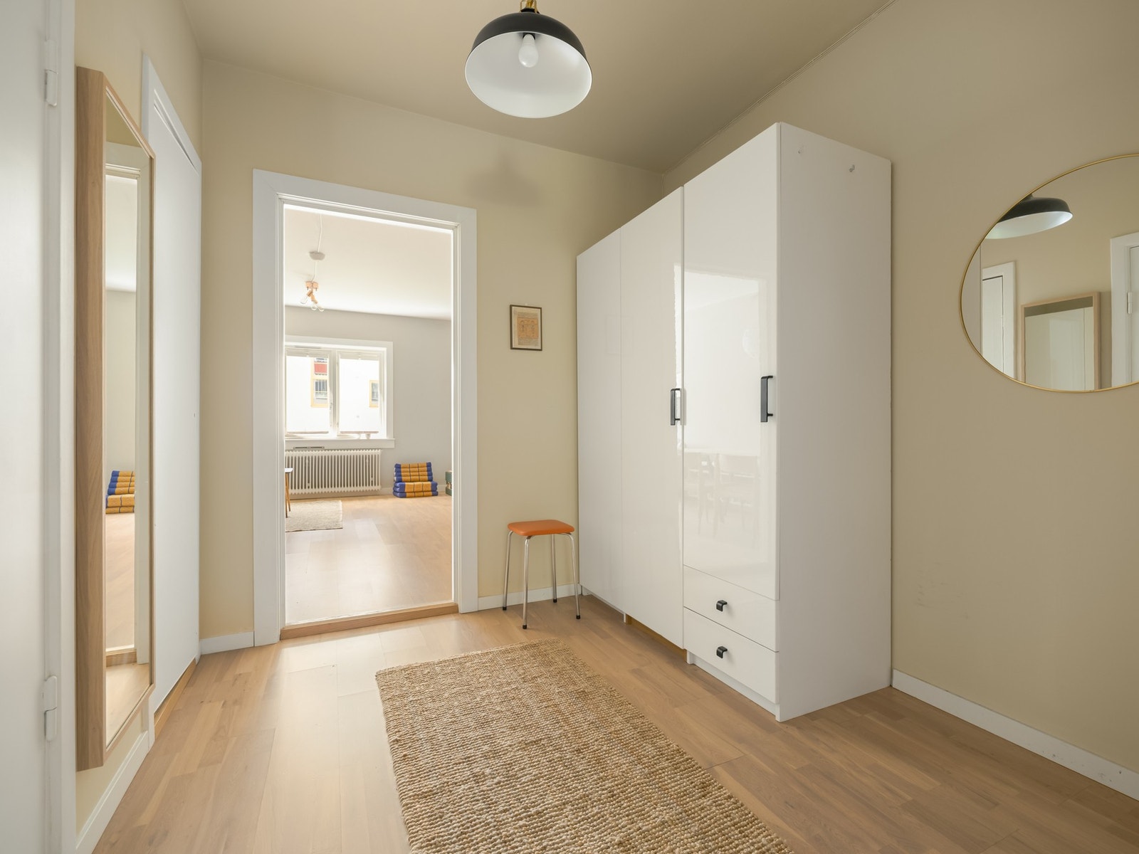 Tilbake i den store entreen. Her er det, som tidligere nevnt, mengder av plass til garderobe. Galleribilde