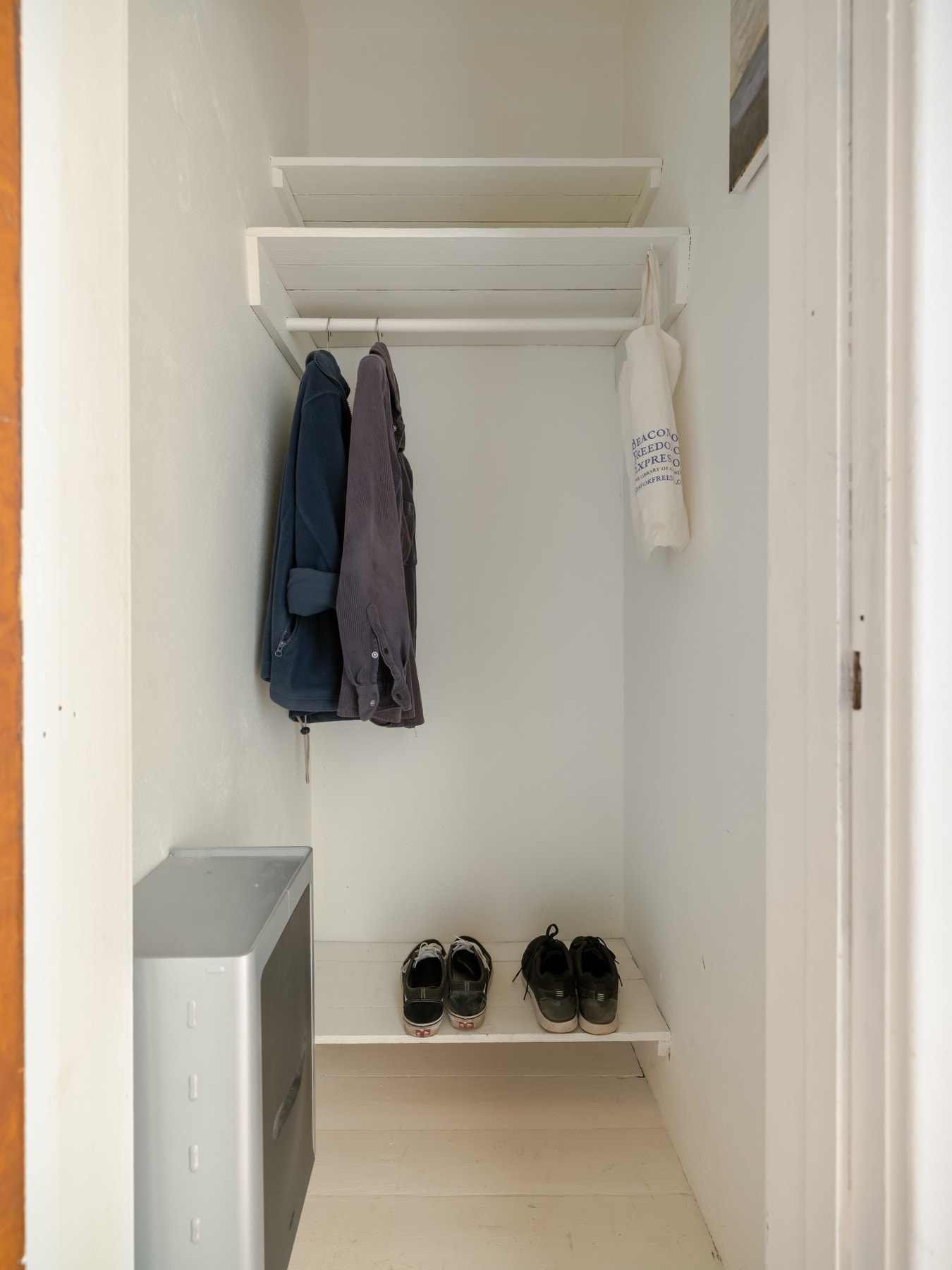 I entreen finner vi også et praktisk kott, som kommer godt med til oppbevaring av yttertøy og sko. I tillegg disponerer boligen to eksterne boder. Galleribilde