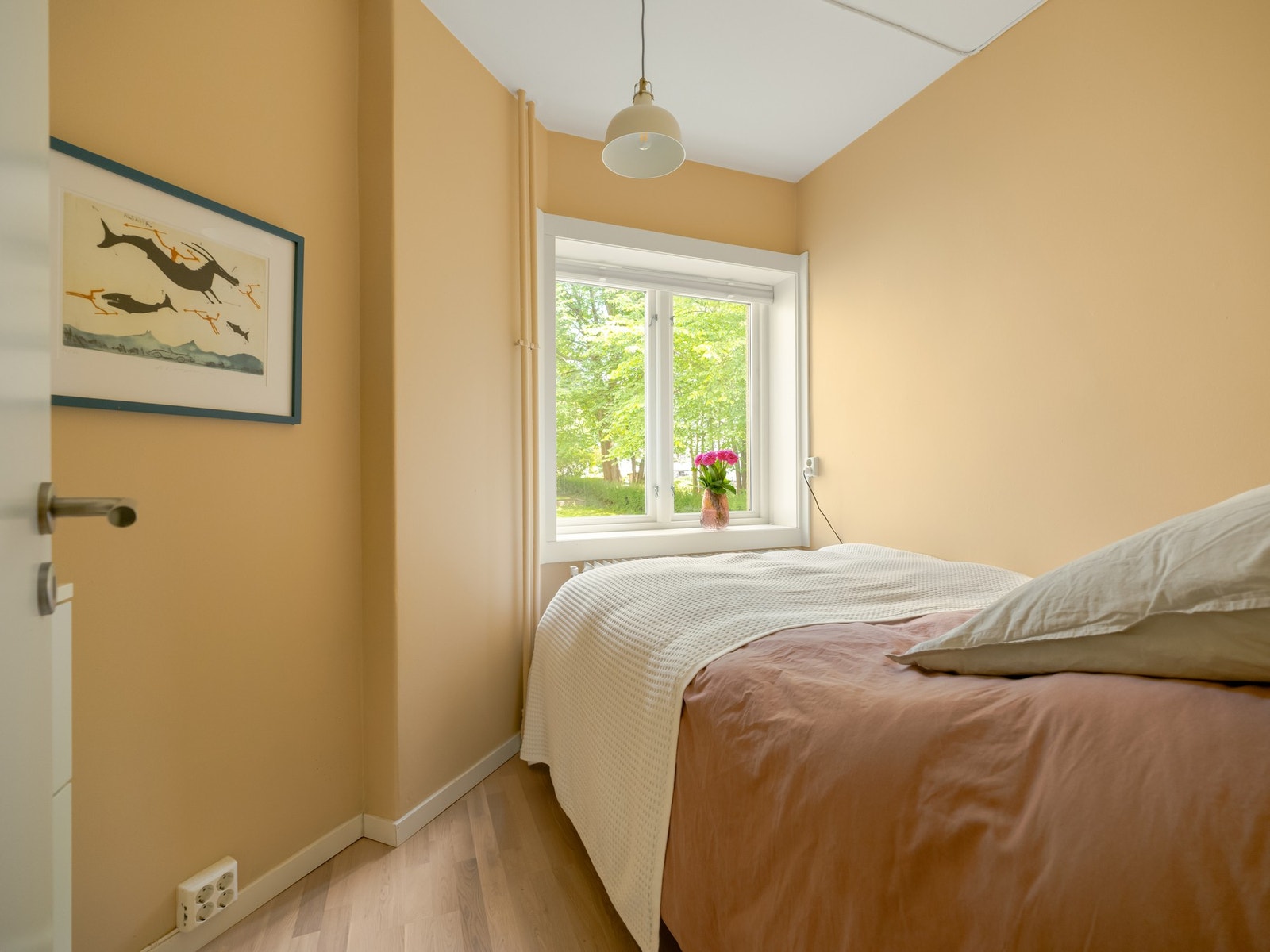 Her er det fin plass til dobbeltseng og nattbord. Galleribilde