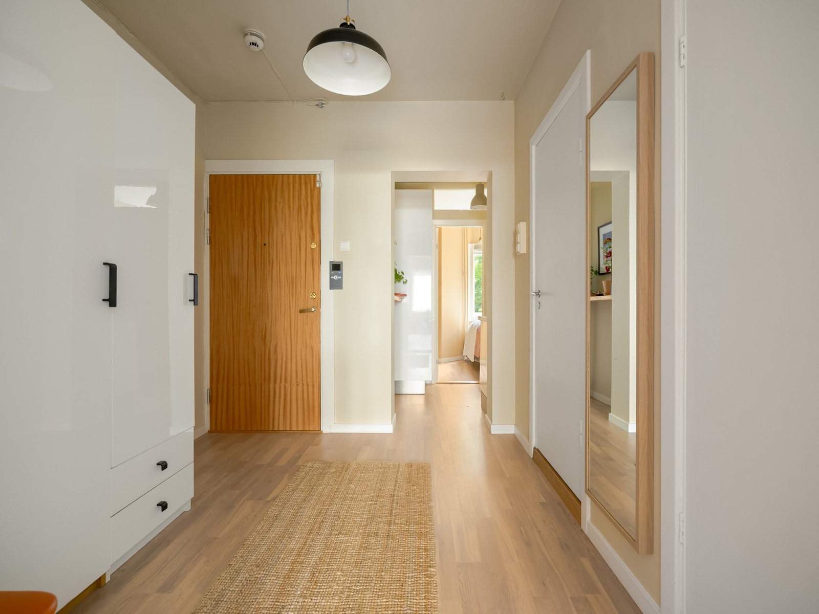 Entreen er bindeleddet i leiligheten. Her er det rikelig med plass til stort garderobeskap. Galleribilde